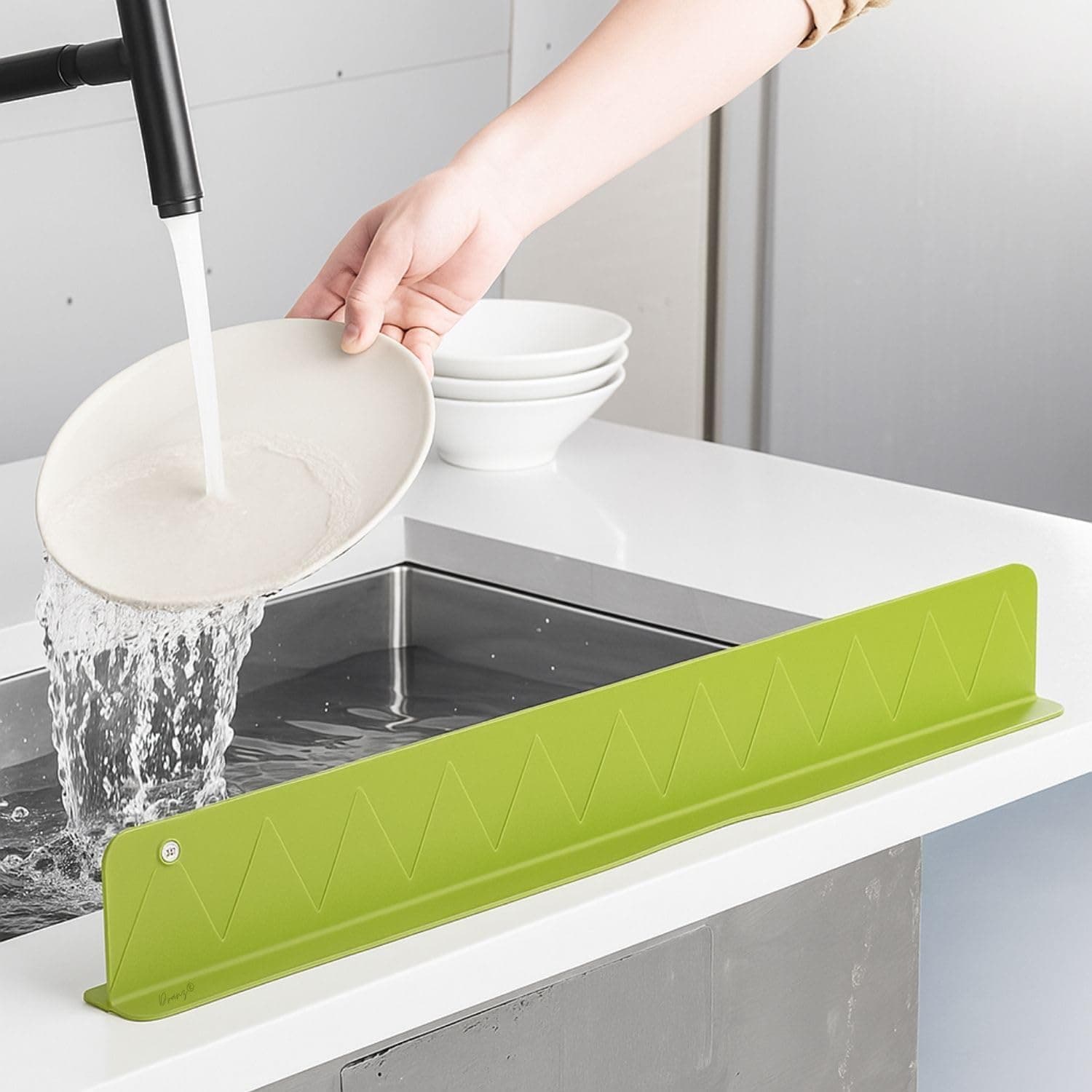 BITTZOOT 2PCS X 48CM Silicone Sink Splash Guard in Kitchen Sink Water Splash Guard with Strong Suction Cups Waterproof Countertop & Stove Protector Flexible Anti Splash Baffle for Kitchen & Bathroom