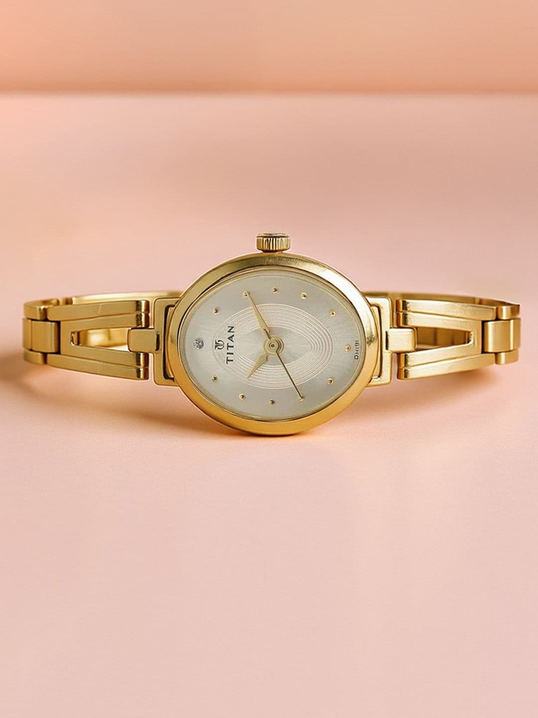 Titan Titan Karishma Quartz Analog With Champagne Dial Watch For Women - Nm2594ym01