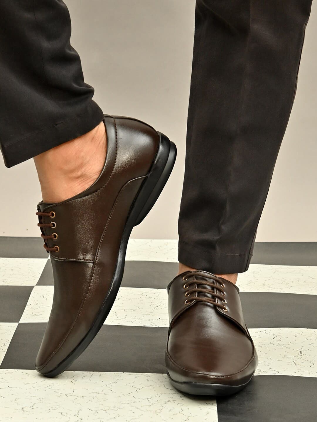 INVICTUS Men Brown Solid Formal Derbys