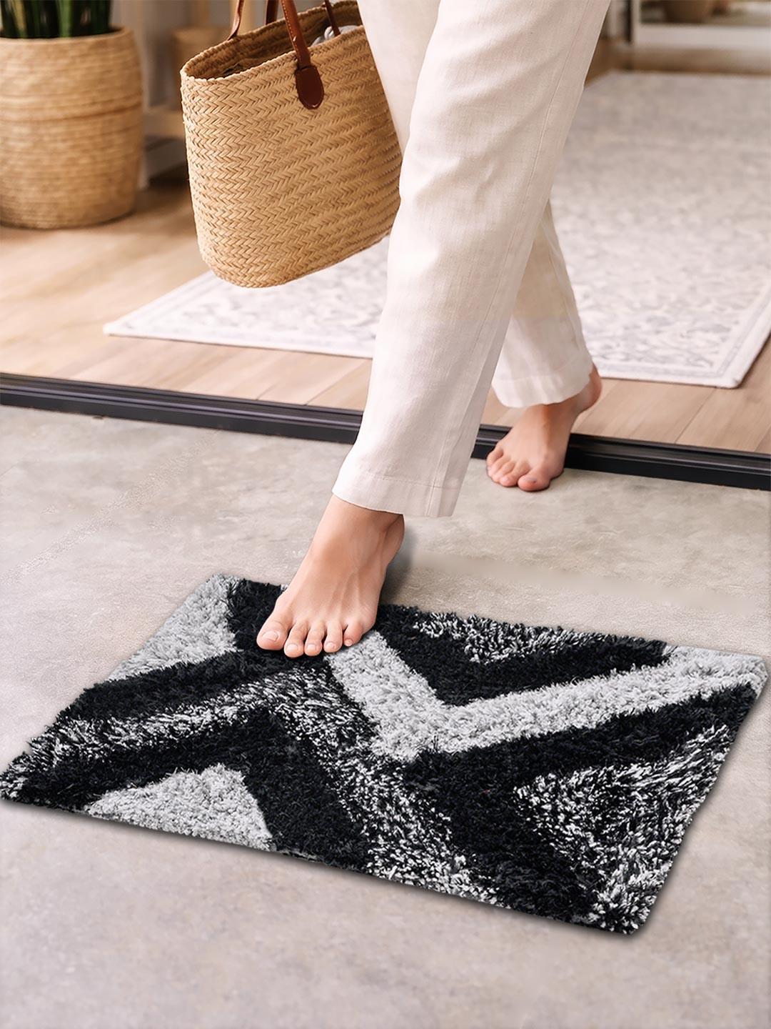 FABINALIV Black & Grey Geometric Rectangular Shaped Anti-Skid Doormat