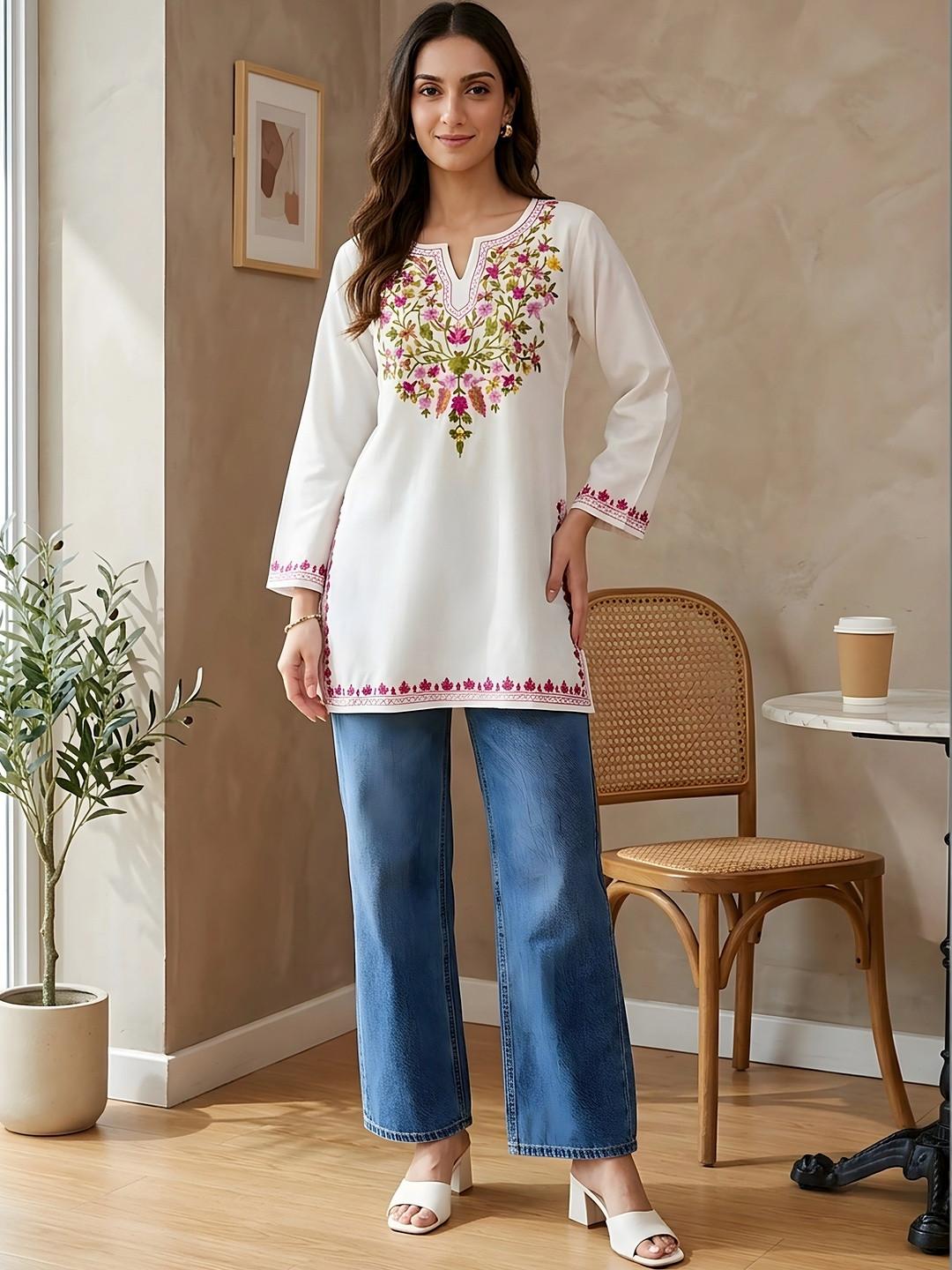 Banwaree Women Floral Embroidered Floral Kurta