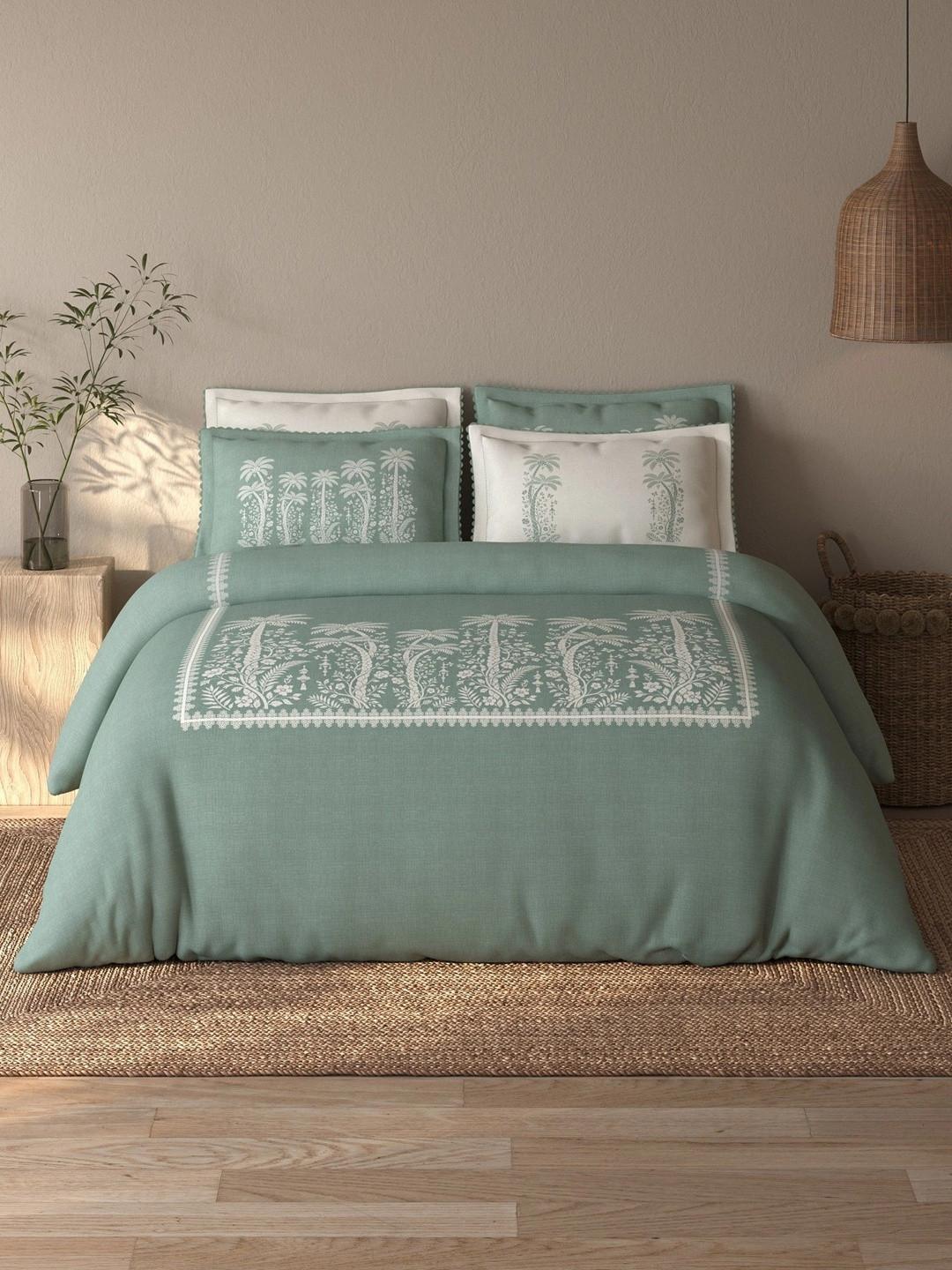 SPACES Grey & White Floral 180 TC Bedsheet with 4 Pillow Covers