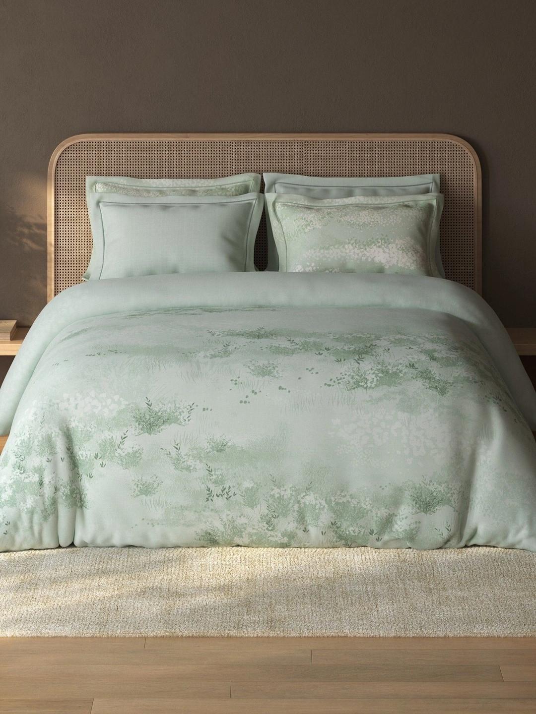SPACES Turquoise Blue & White Floral 210 TC Bedsheet with 4 Pillow Covers