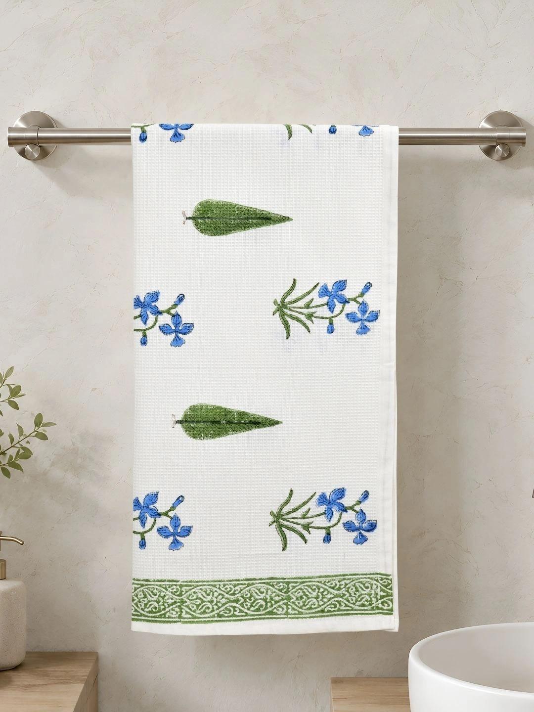 VAASINI Green & White 1 Printed 200 GSM Bath Towel