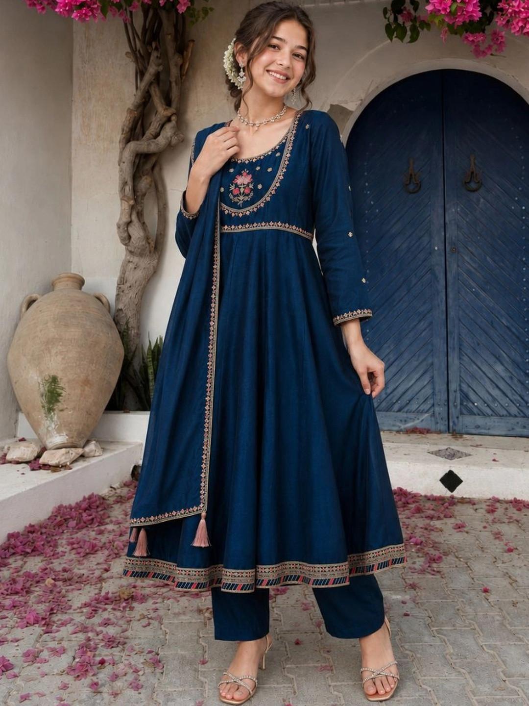 CurlyTales Girls Ethnic Motifs Embroidered Empire Thread Work Pure Silk Kurta with Trousers & With Dupatta