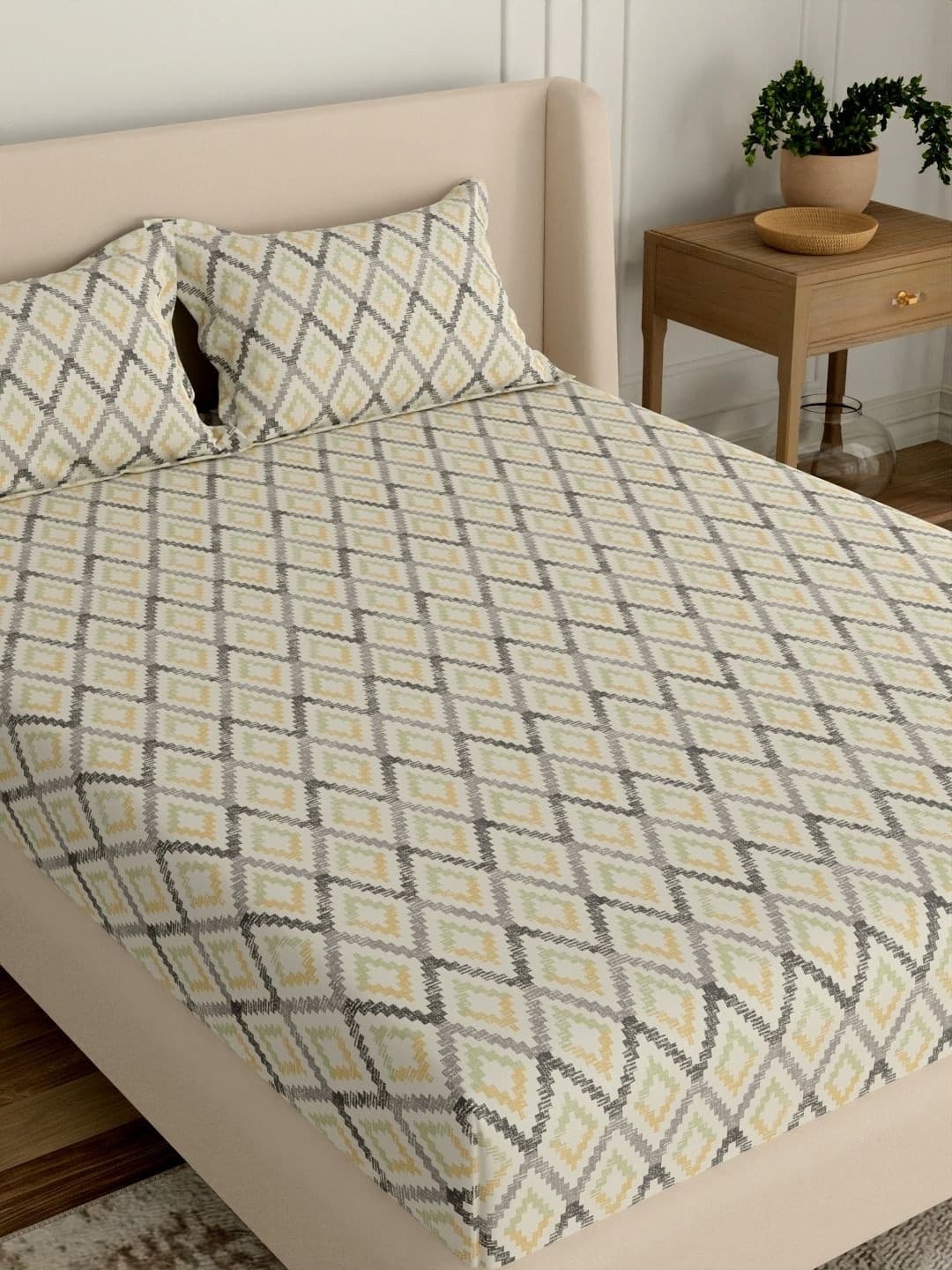 Portico Black & Gold-Toned Geometric 144 TC Bedsheet with 2 Pillow Covers