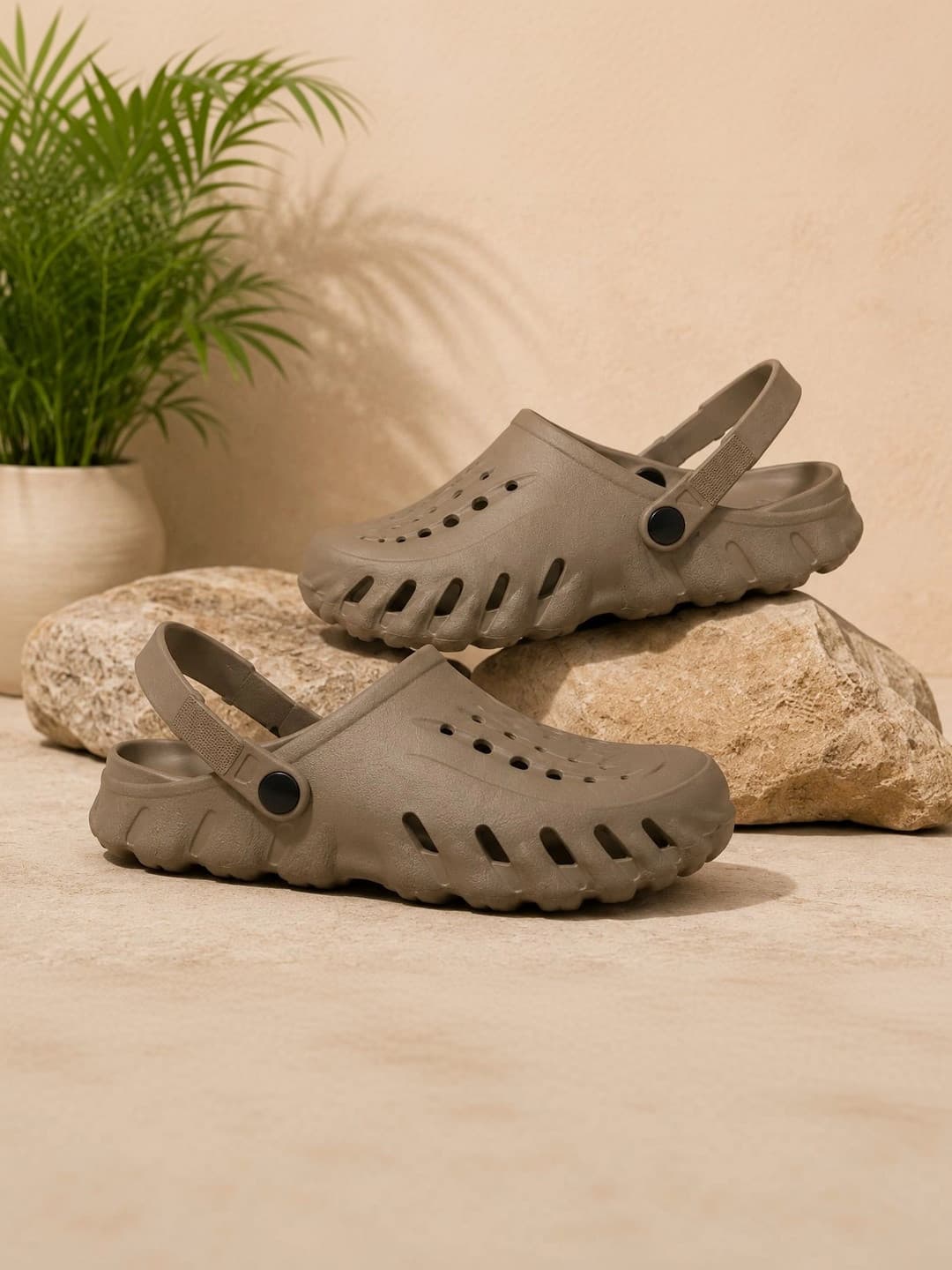 Roadster Men Clogs Sandals