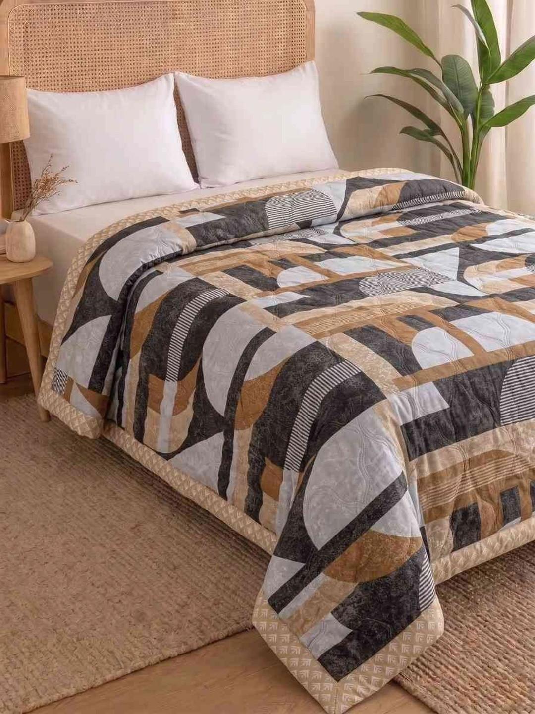 MAFATLAL Grey Geometric Microfiber Mild Winter 120 GSM Quilt