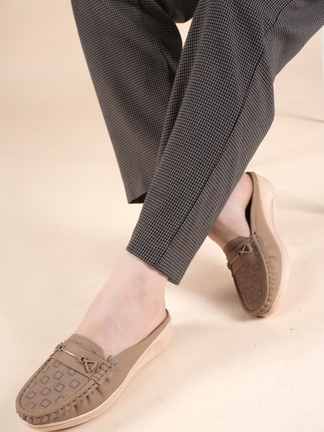 DressBerry Women Textured Mules with Bows Flats