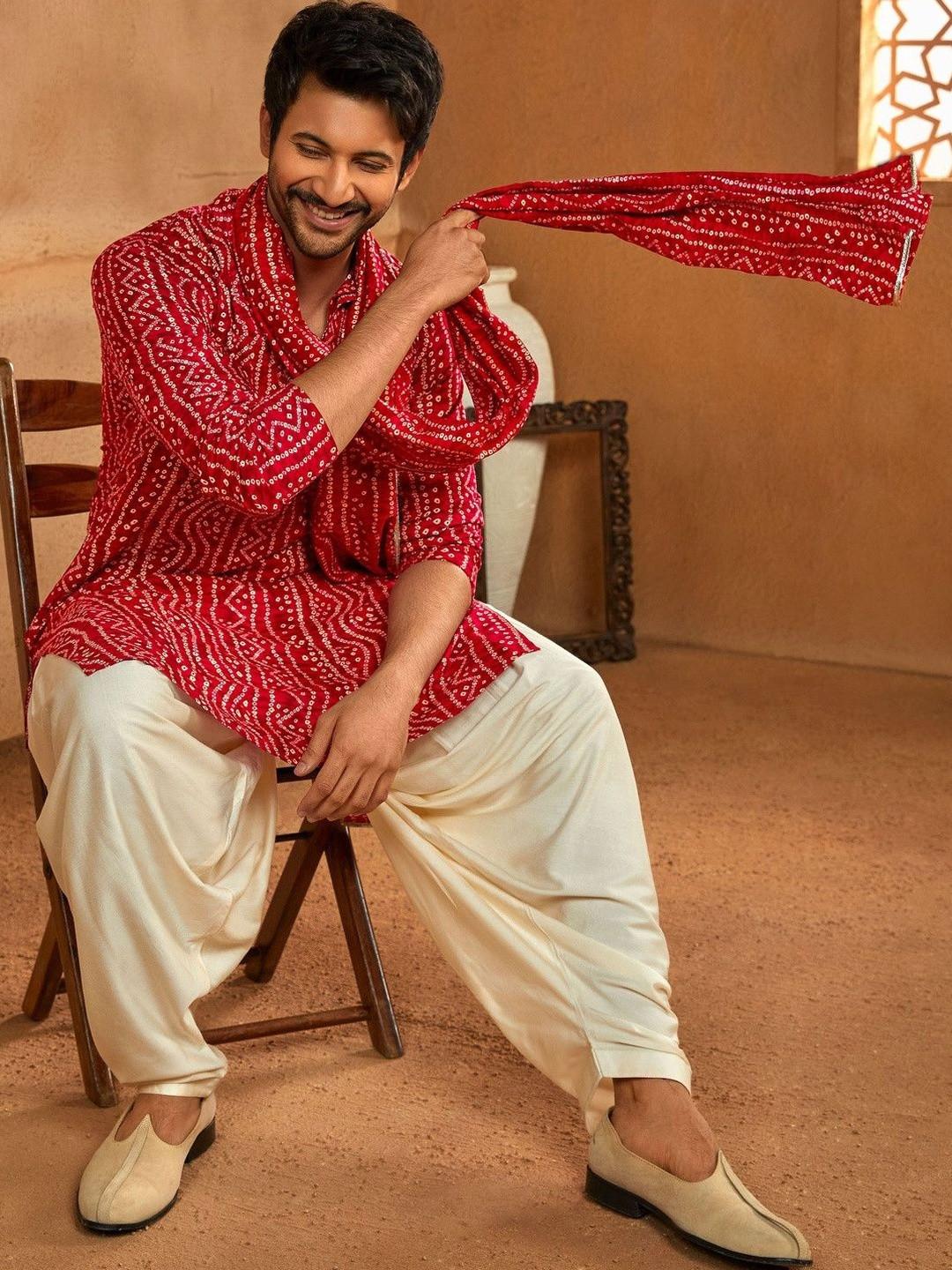VASTRAMAY Men Bandhani Printed Regular Straight Kurta & Patiala With Dupatta