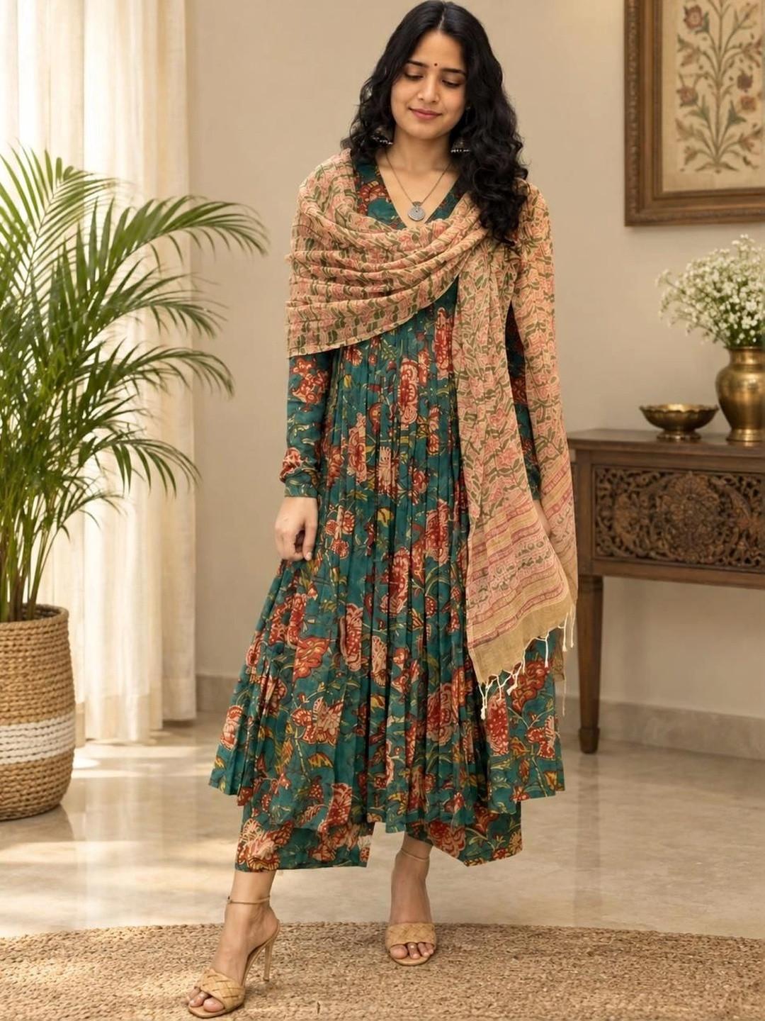 SURKHIYA Women Floral Printed Empire Pure Cotton Kurta with Trousers & With Dupatta