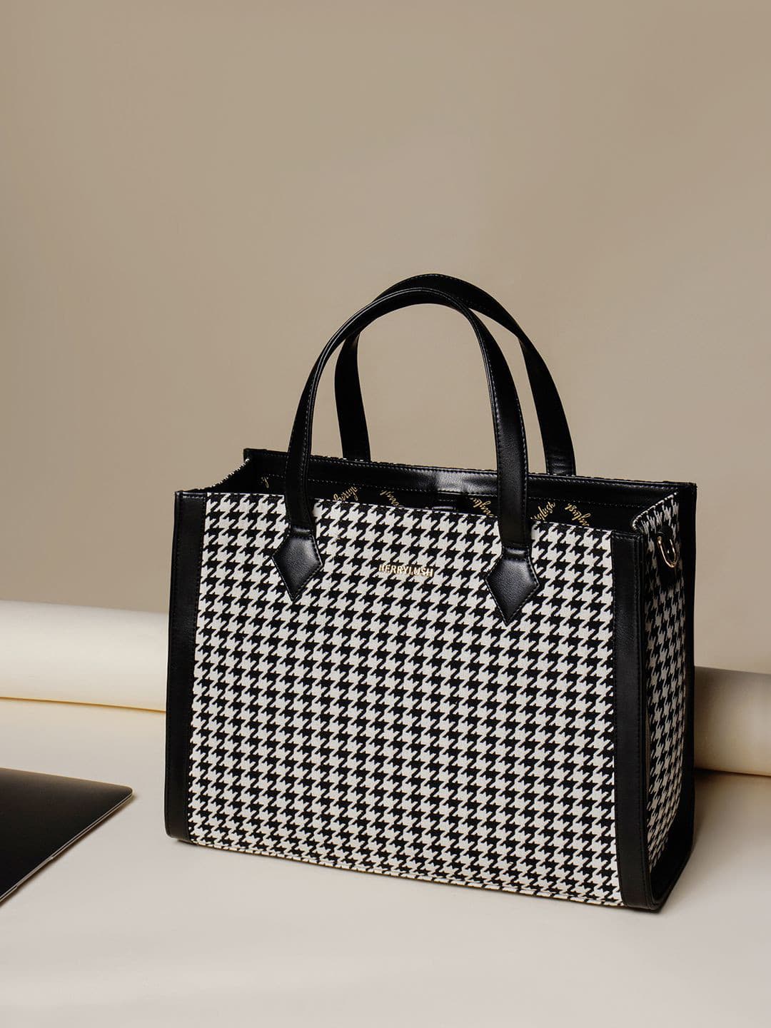Berrylush Women Checked Casual Tote Bag
