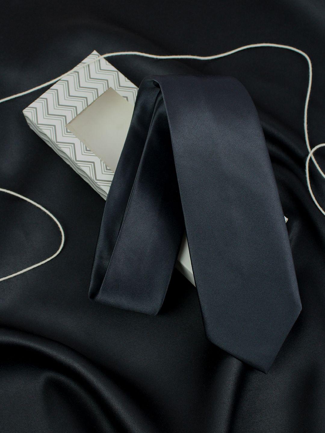 Kavove Skinny Silk Solid Tie