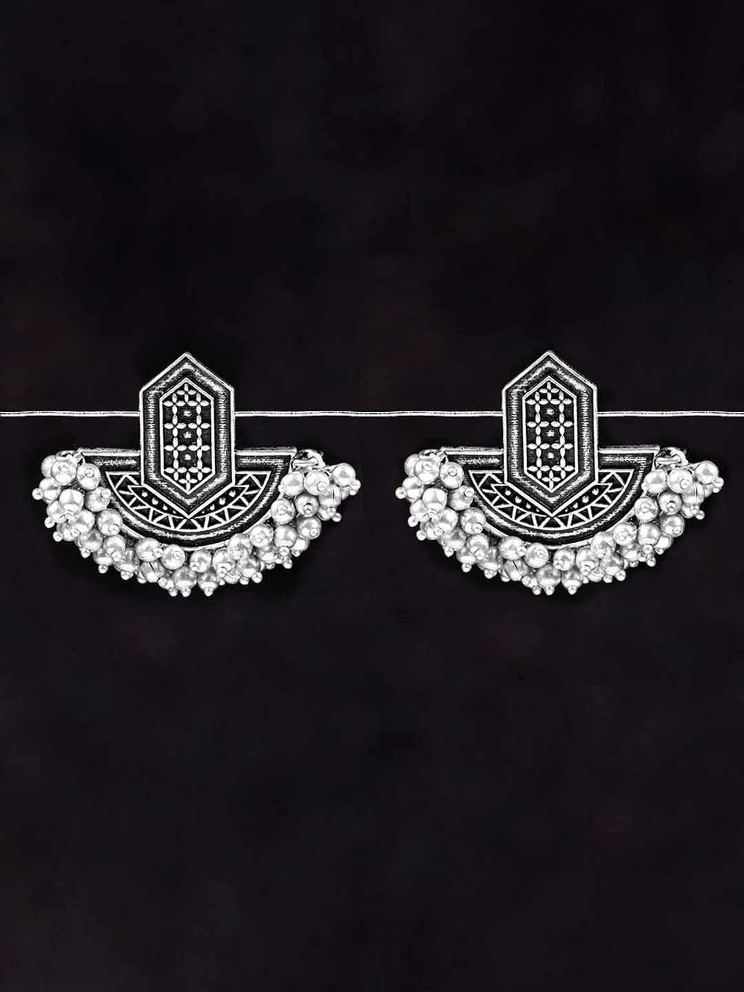 Leela Pearl Beauty Ear Studs