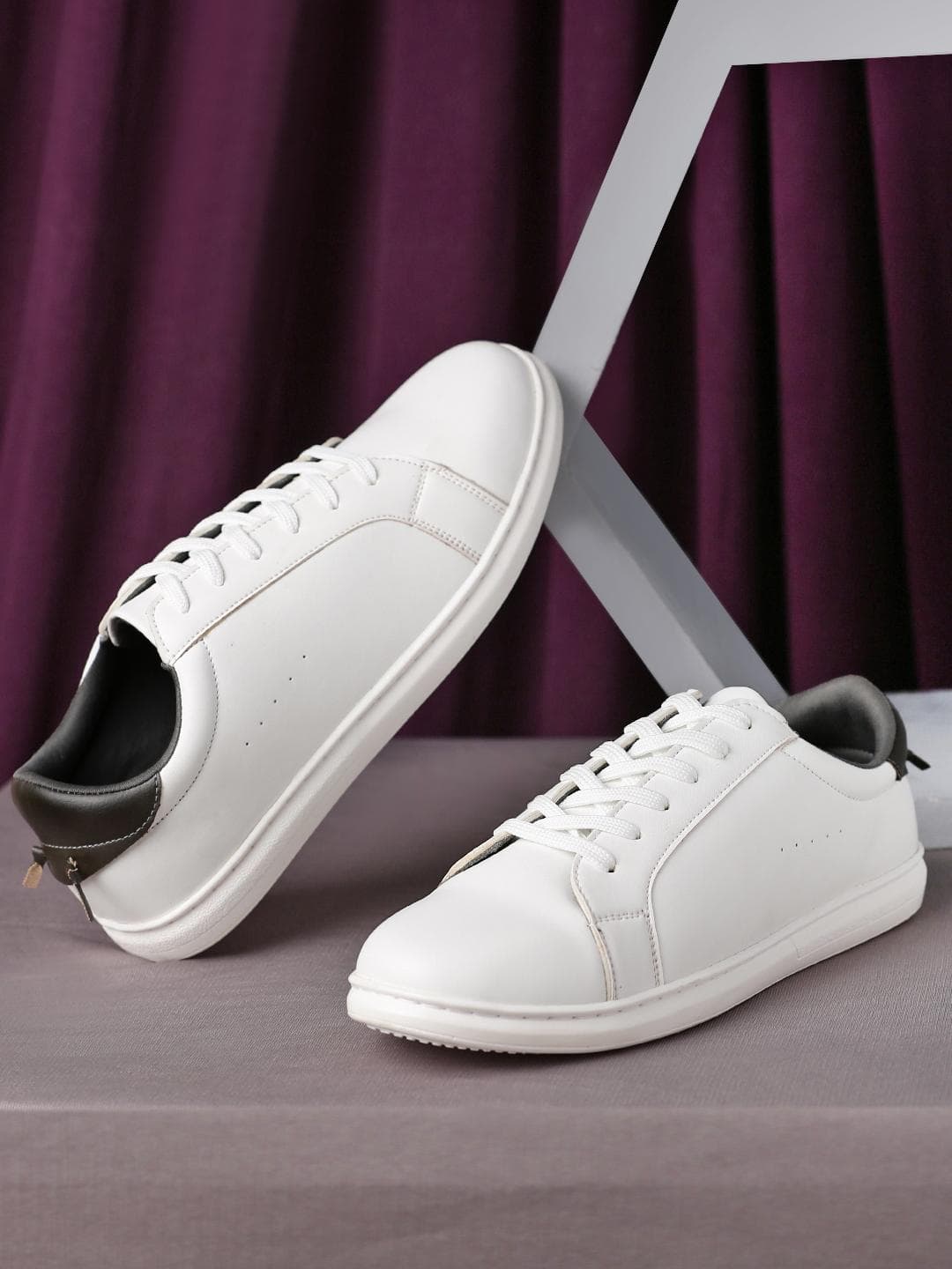 HIGHLANDER Men White Sneakers
