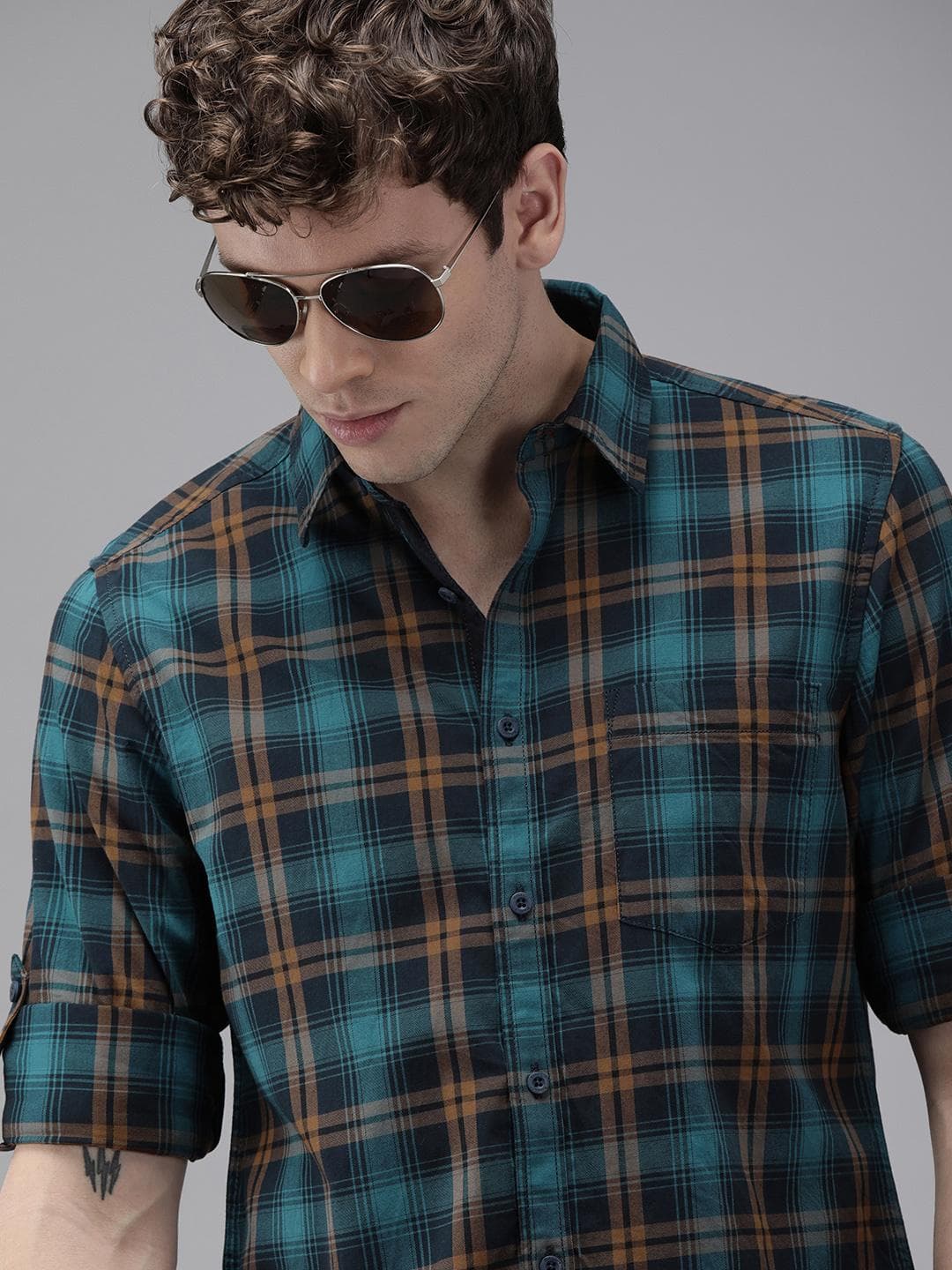 Roadster Men Navy Blue & Green Slim Fit Checked Casual Shirt