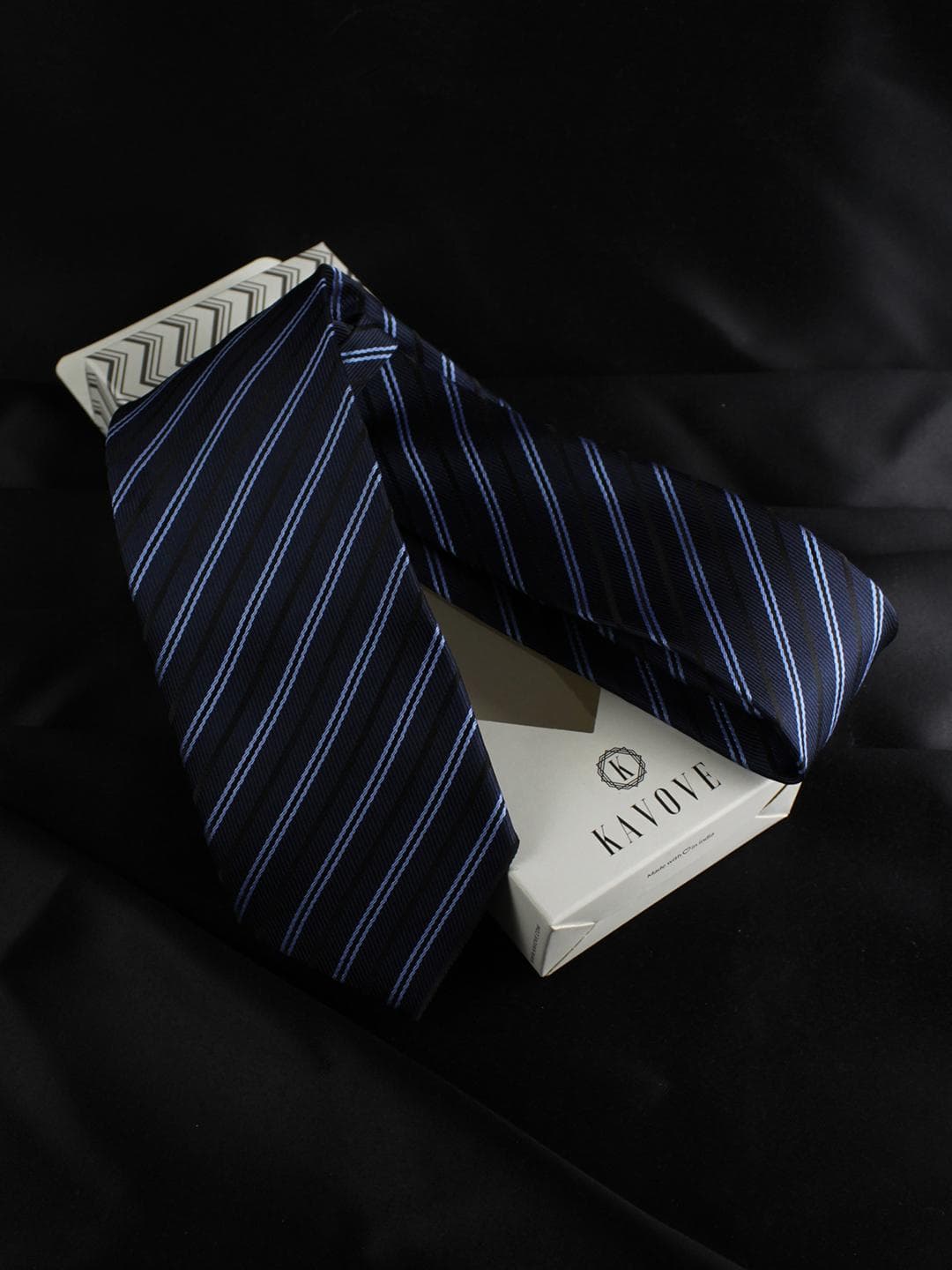 Kavove Men Blue Striped Broad Tie