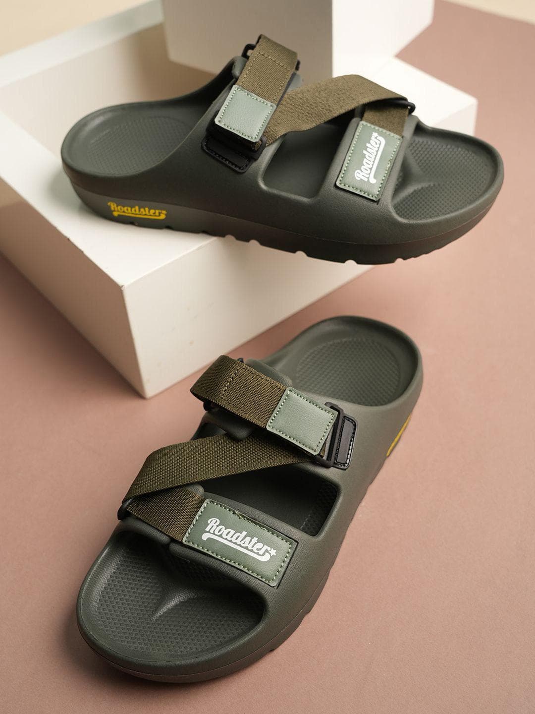 The Roadster Lifestyle Co. Men Textured Slider Flip Flop