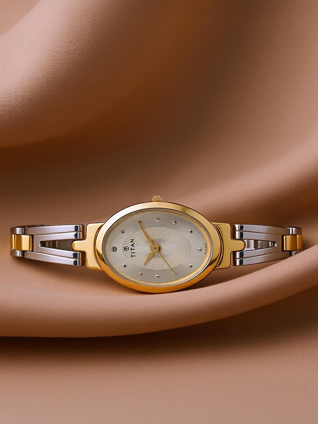 Titan Karishma Quartz Analog With Silver Dial Watch For Women - Nt2594bm01