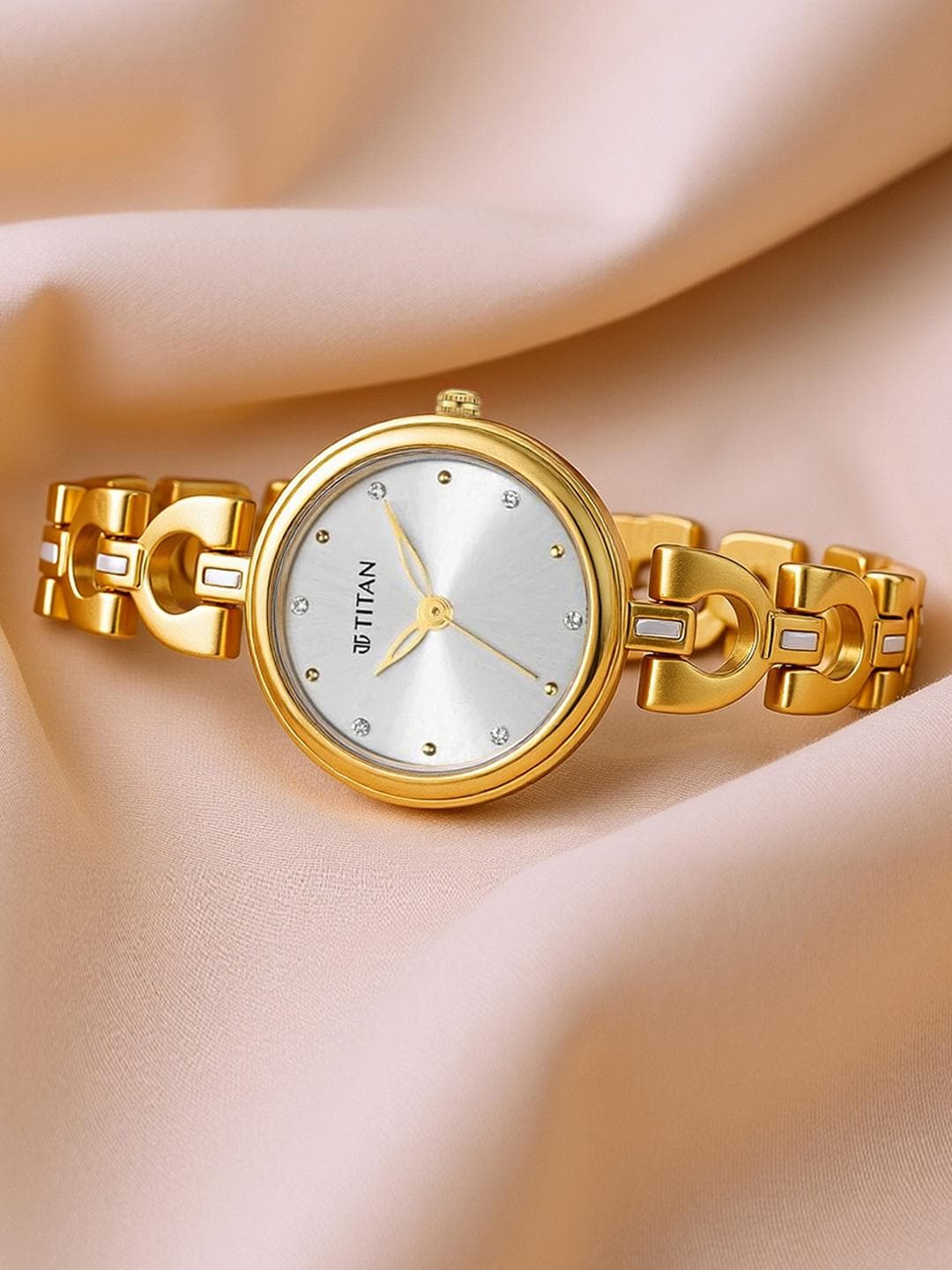 Titan Lagan Quartz Analog With Silver Dial Watch For Women - Nt2601ym04