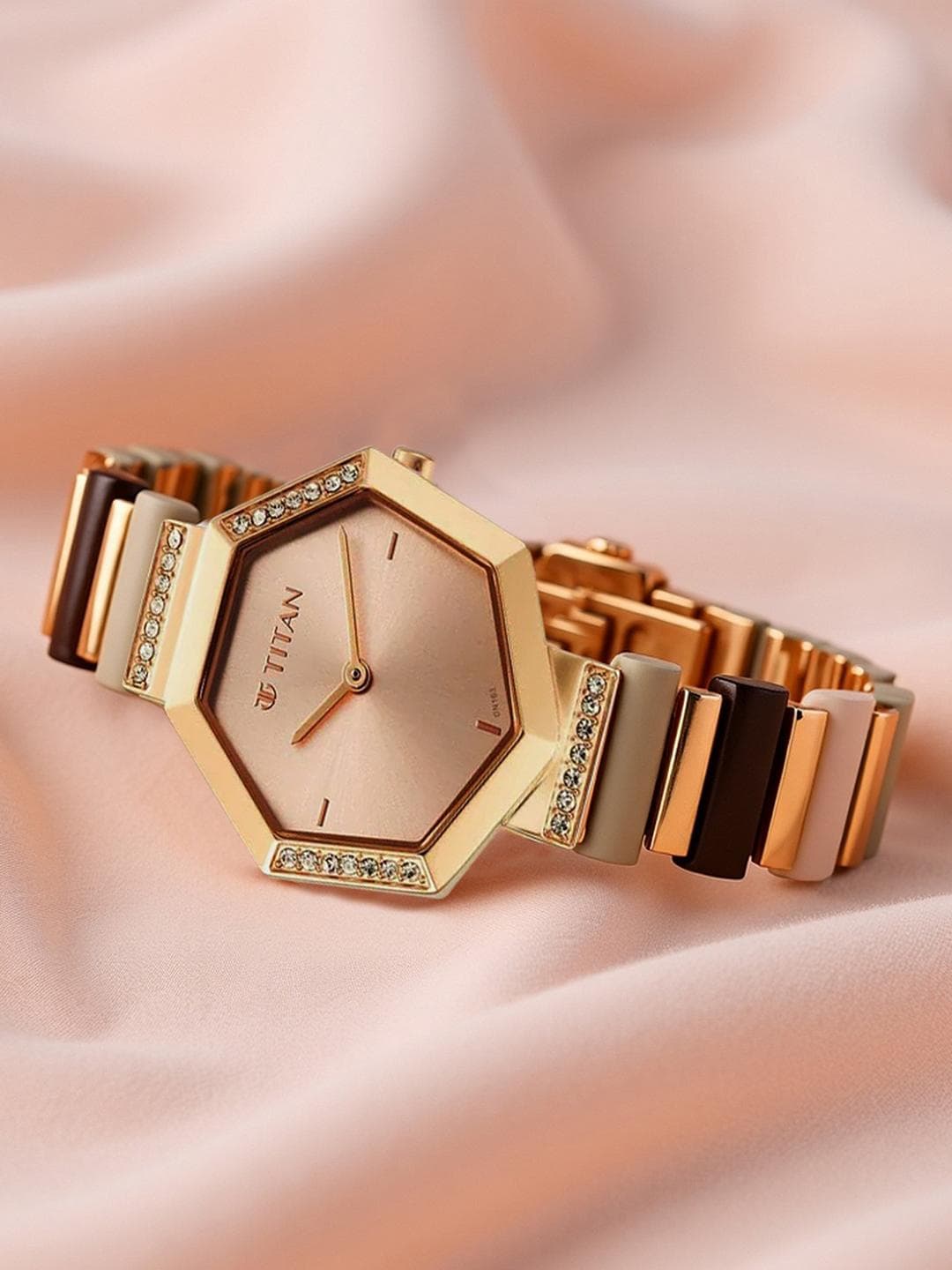 Titan Glitz Quartz Analog With Rose Gold Dial Watch For Women - Nt95207wd01