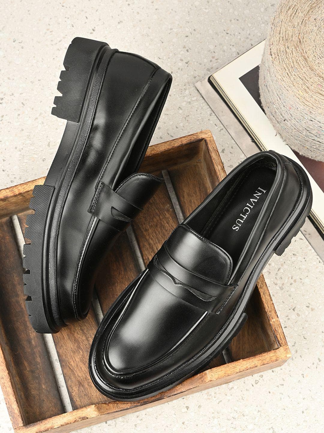 INVICTUS Men Massage Footbed Loafers