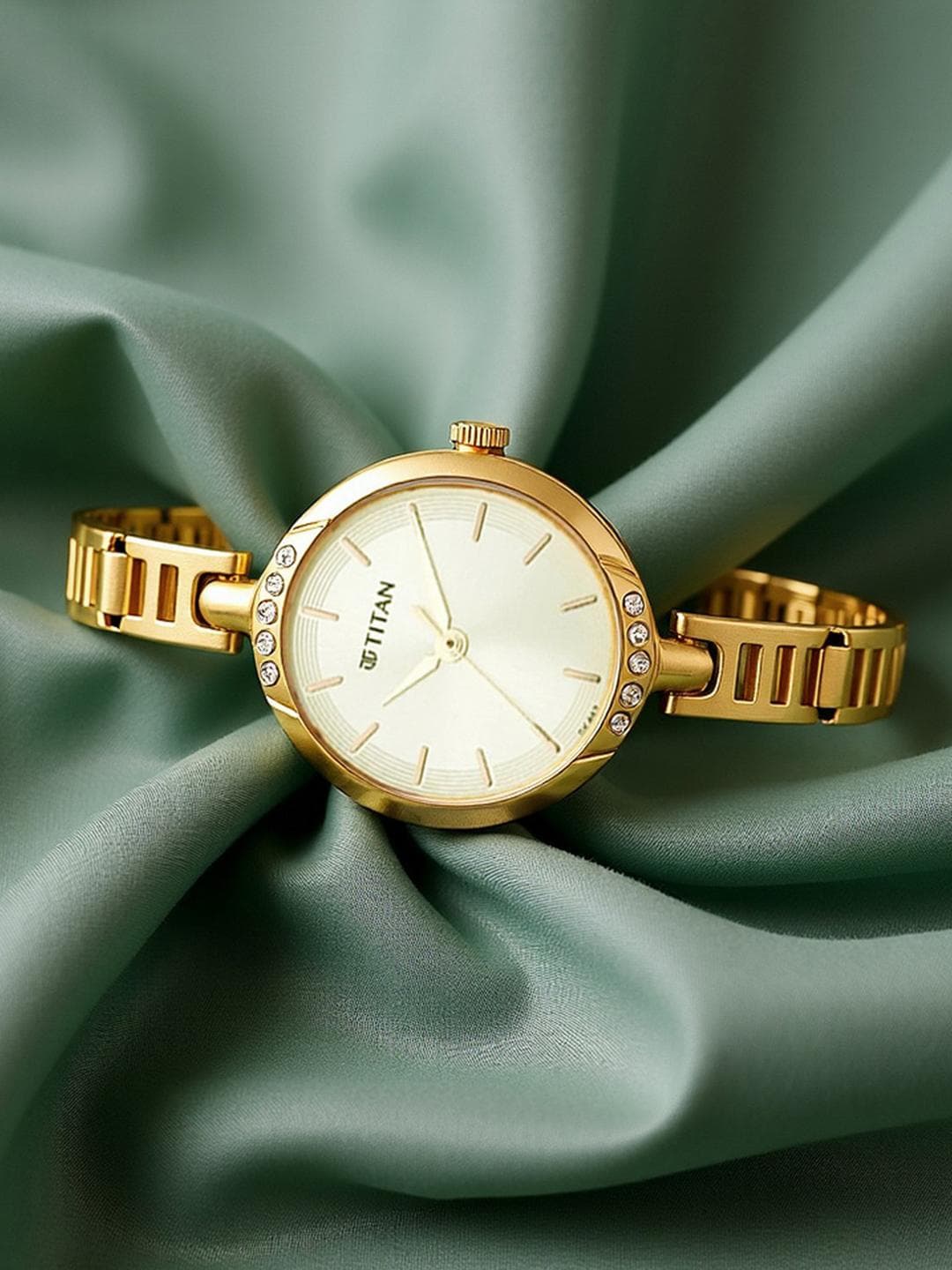 Titan Karishma Quartz Analog With Champagne Dial Watch For Women - Nt2637ym01