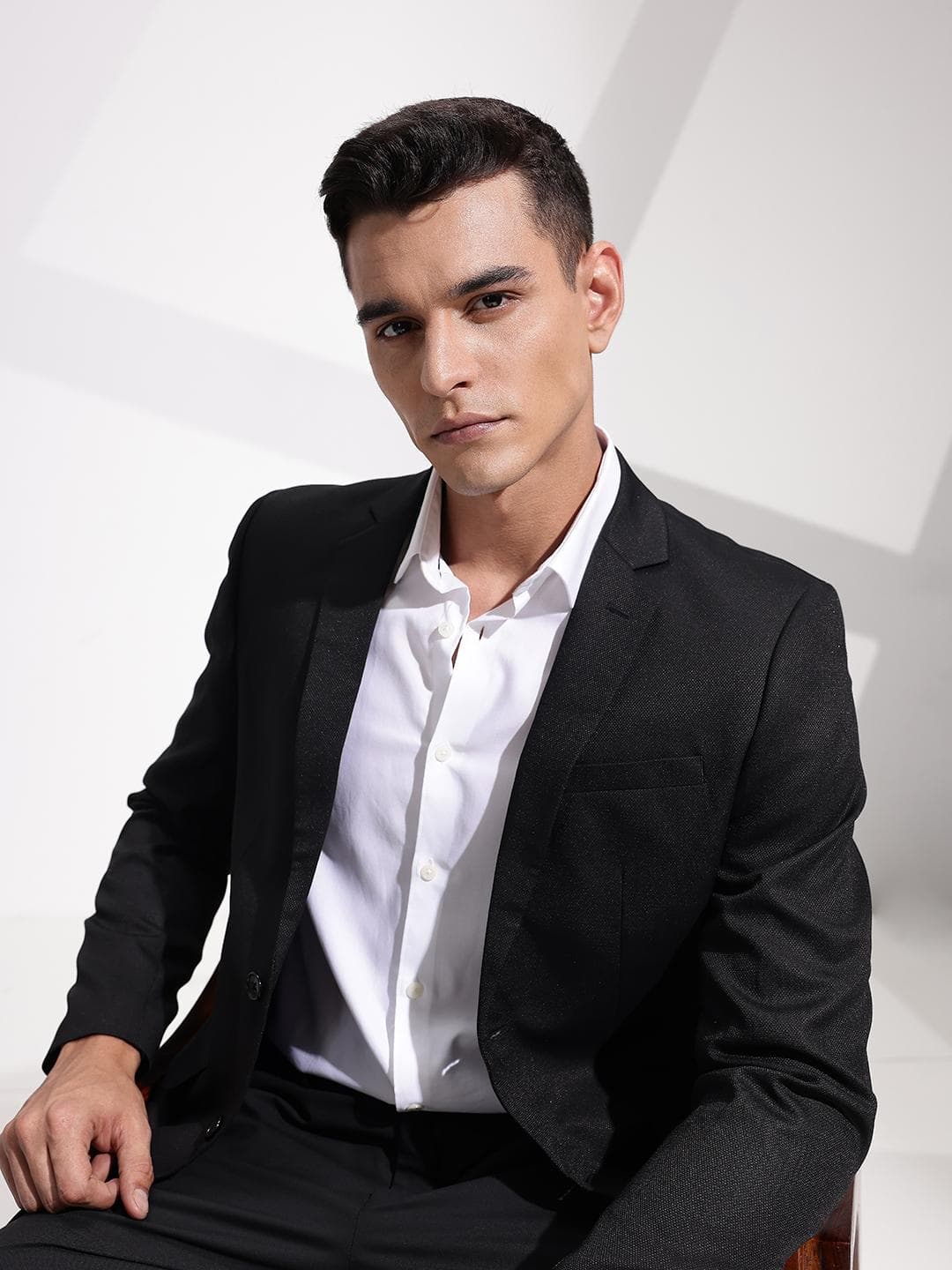 INVICTUS Slim Fit Self Design Textured Notched Lapel Casual Blazer