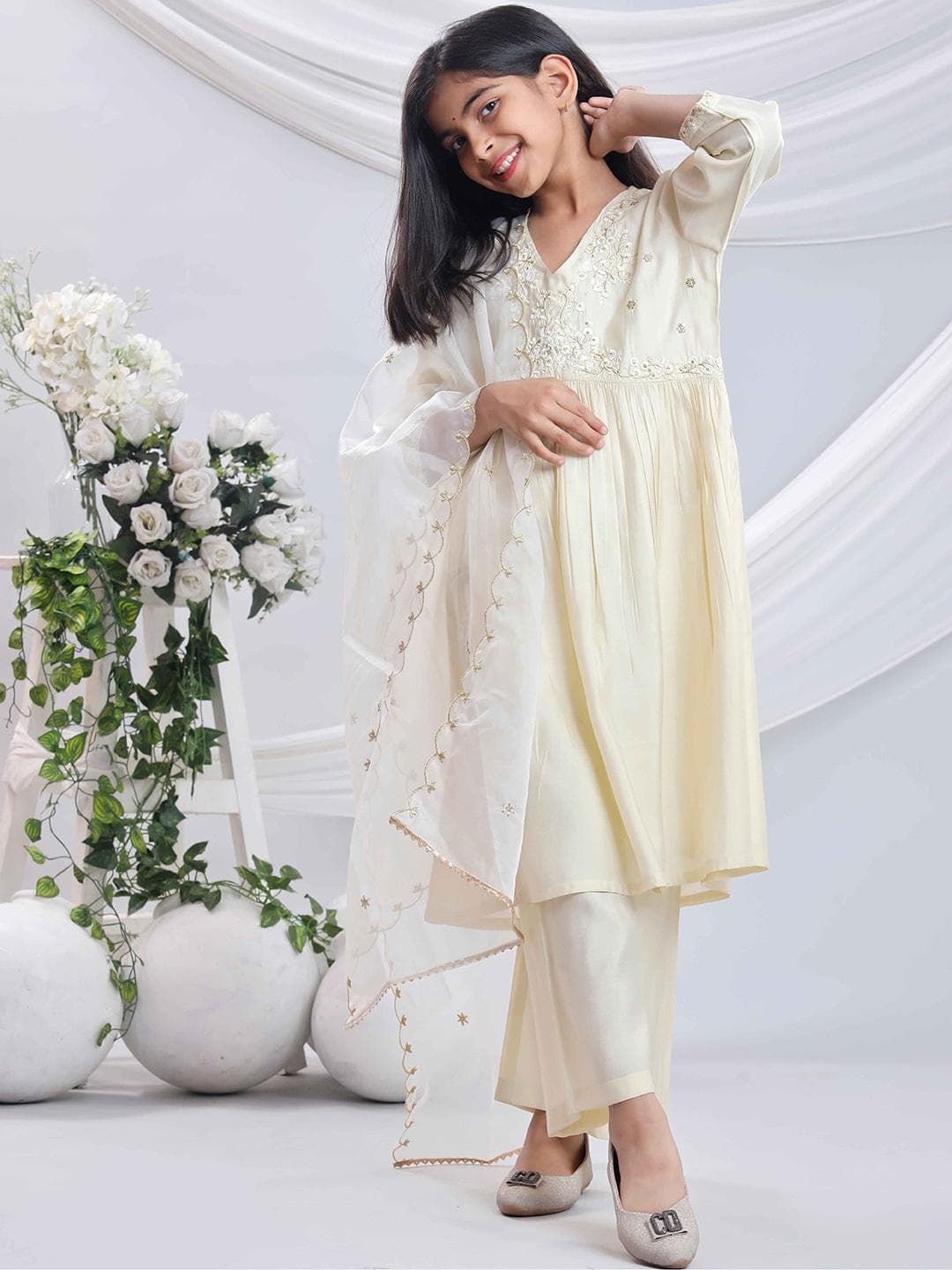 misbis Girls Floral Embroidered Regular Sequinned Republic Day Kurta with Trousers