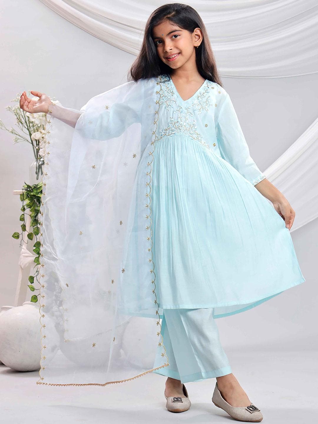 misbis Girls Floral Embroidered Regular Sequinned Republic Day Kurta with Palazzos