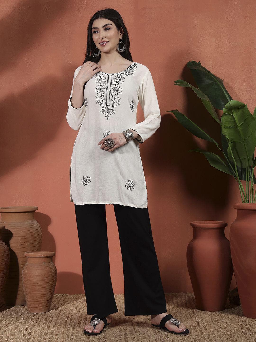 Sangria Women Embroidered Straight Kurti
