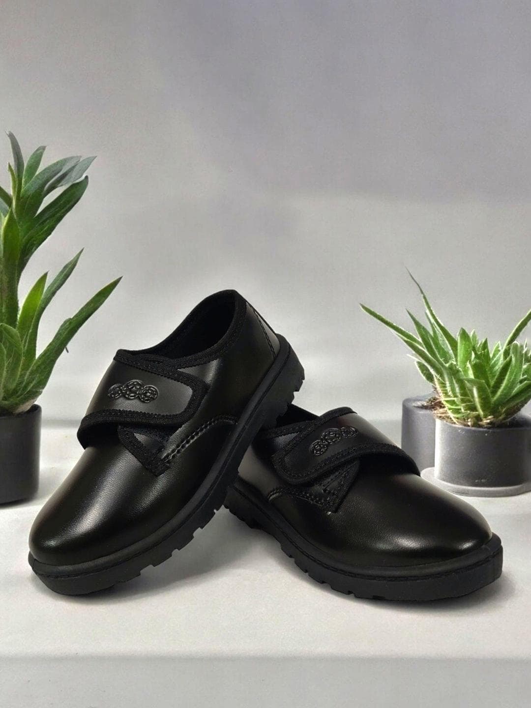 COOLZ DERBY VELCRO Kids Round Toe Velcro School Shoes