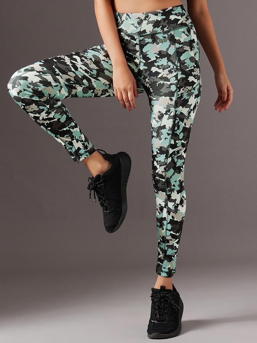 Clovia Women Grey & Black Camouflage Printed Snug-fit Ankle-Length Tights