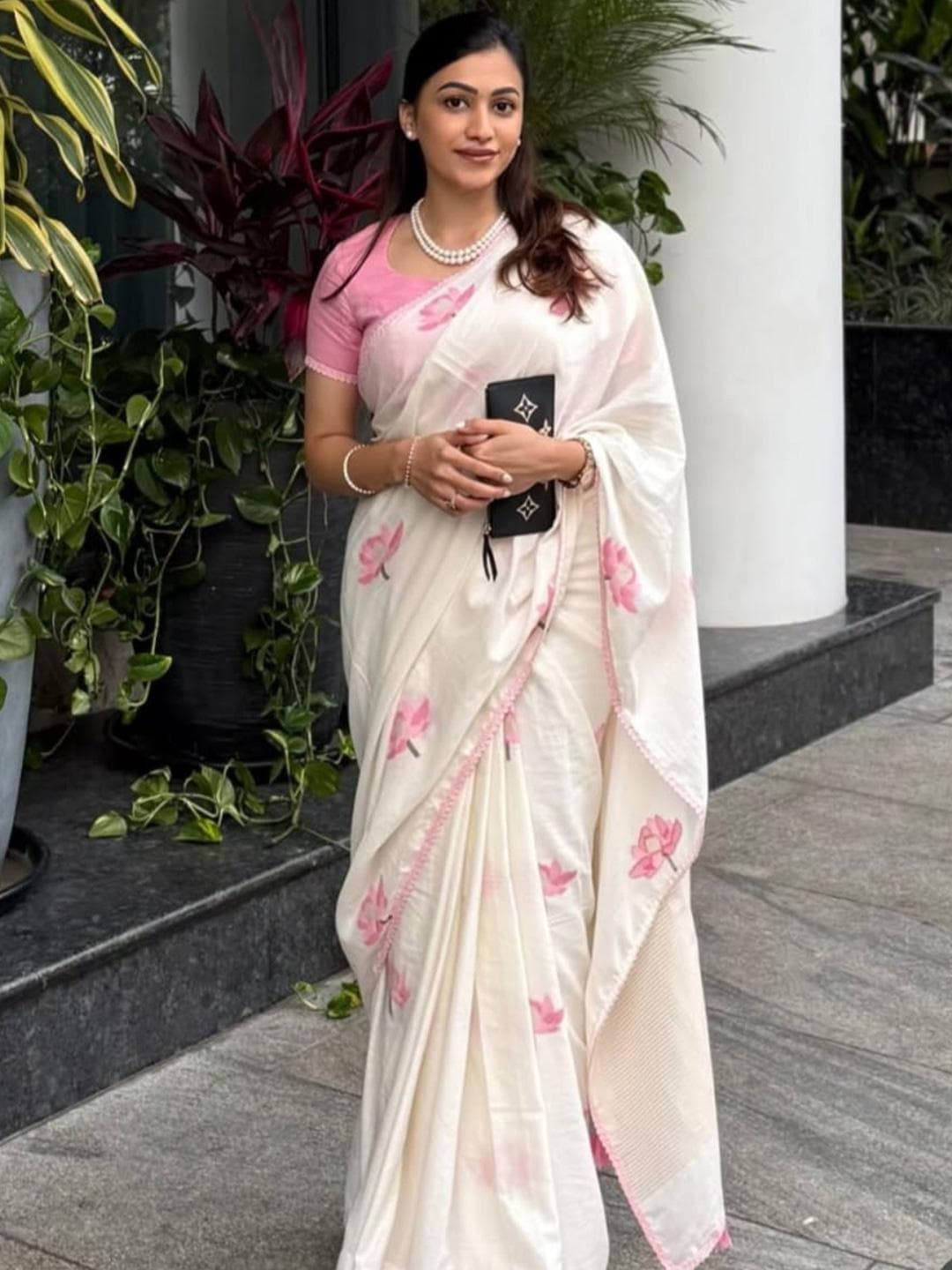 KALINI Floral Linen Blend Handloom Saree