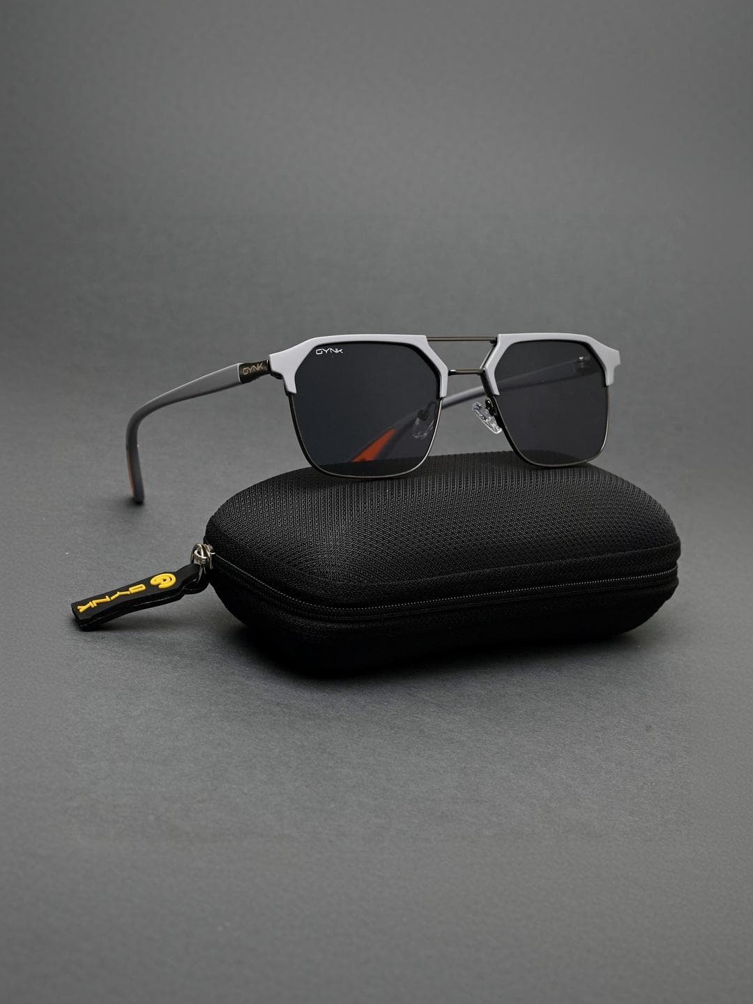 GYNK Men Black Lens & Gunmetal-Toned Square Sunglasses with