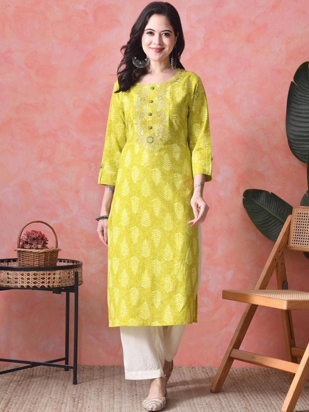 Vaimiya Women Floral Embroidered Thread Work Floral Kurta