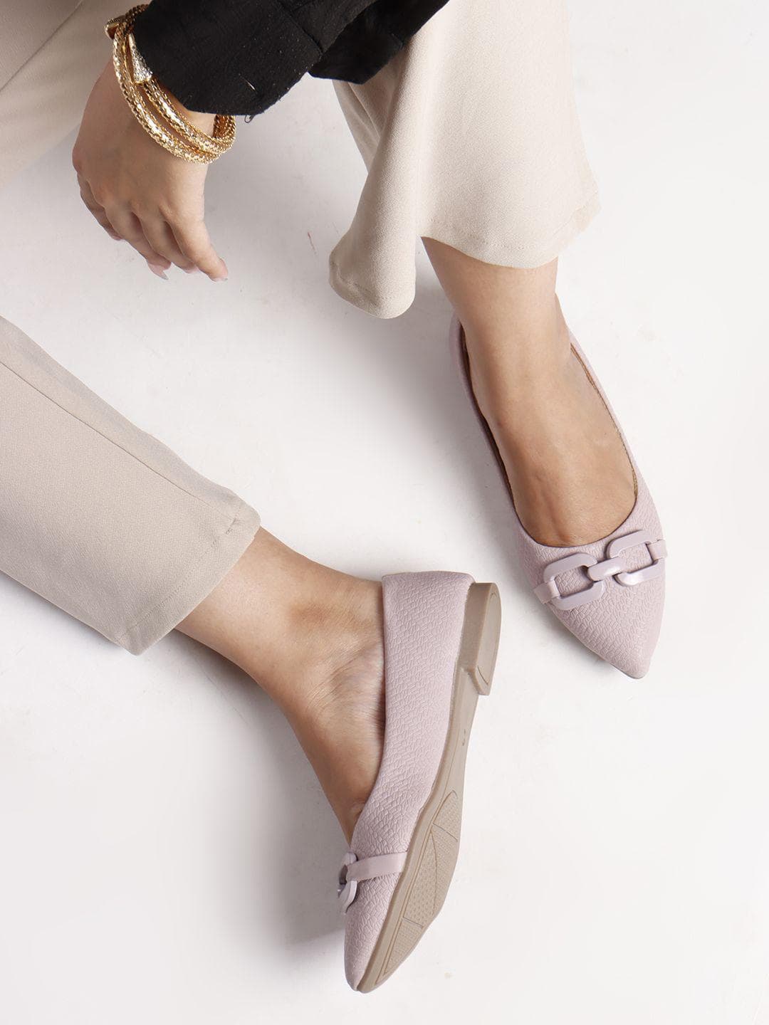 DressBerry Women Textured Pointed Toe Ballerinas