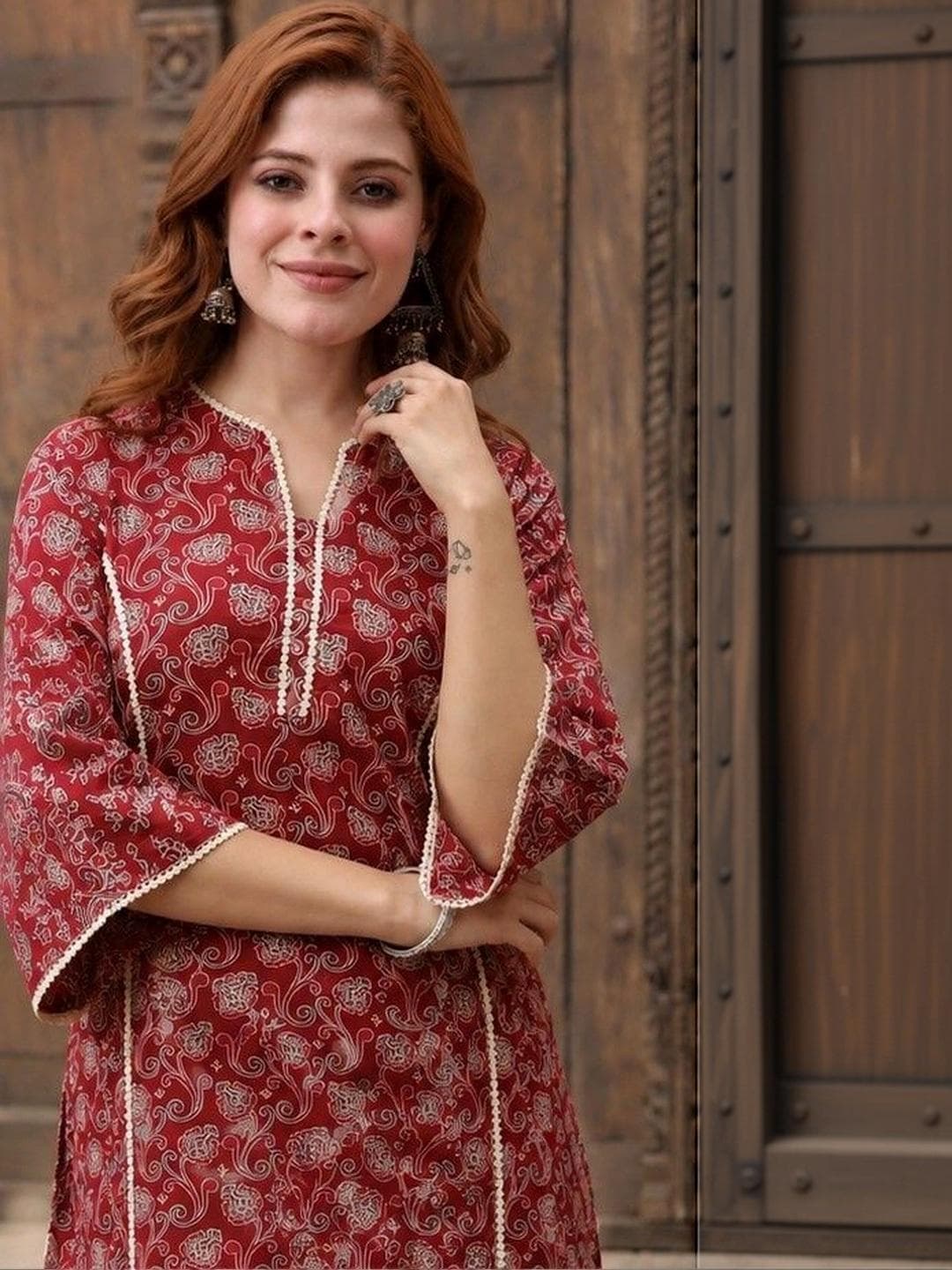 KKOUTFITS Women Printed Thread Work Kurta