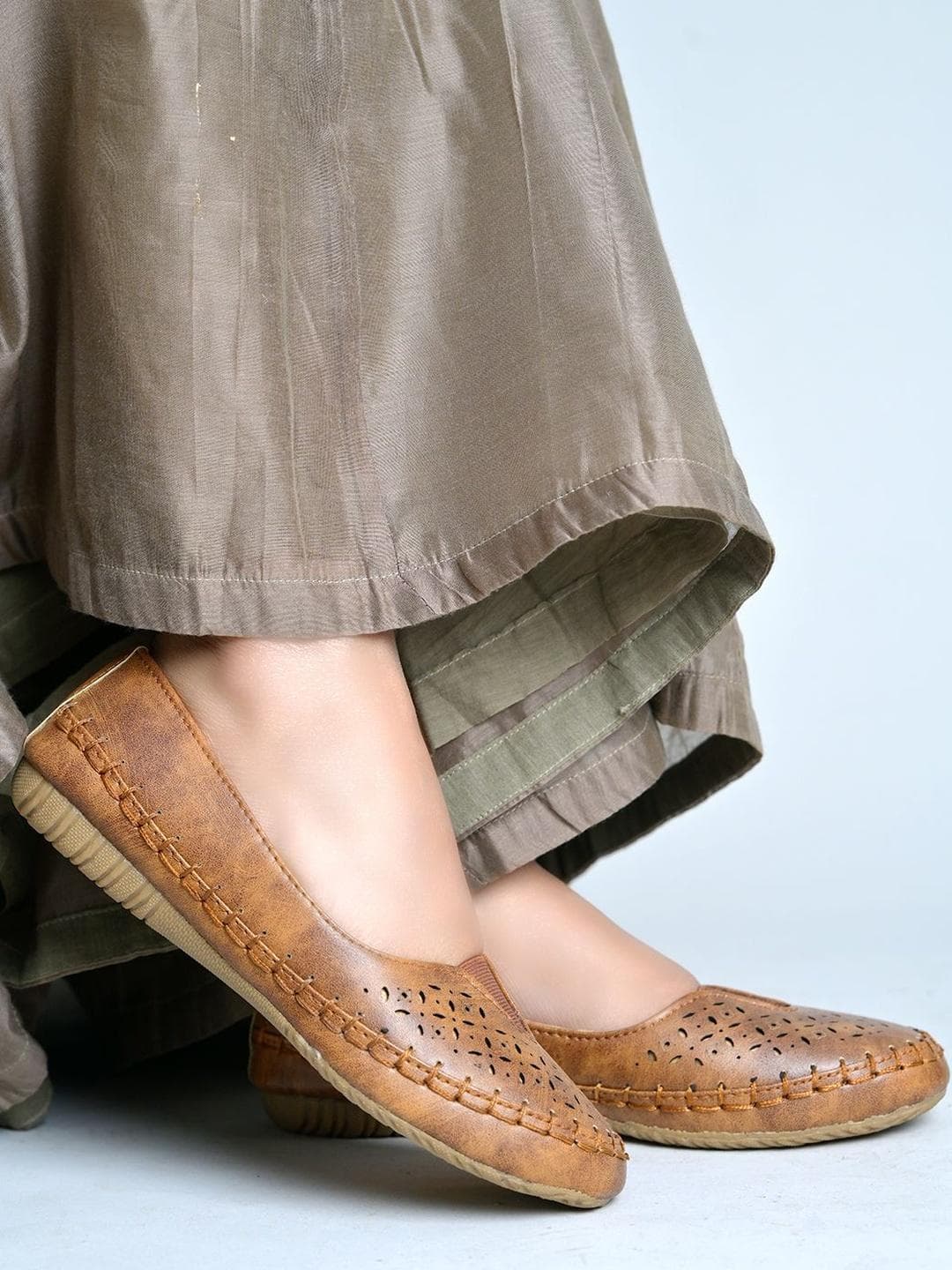 DressBerry Round Toe Slip-On Ballerinas
