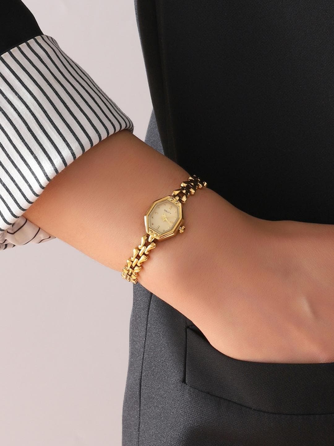 SALTY Women Asymmetric Dial & Bracelet Style Straps Analogue Watch WT-S-0028-G-G