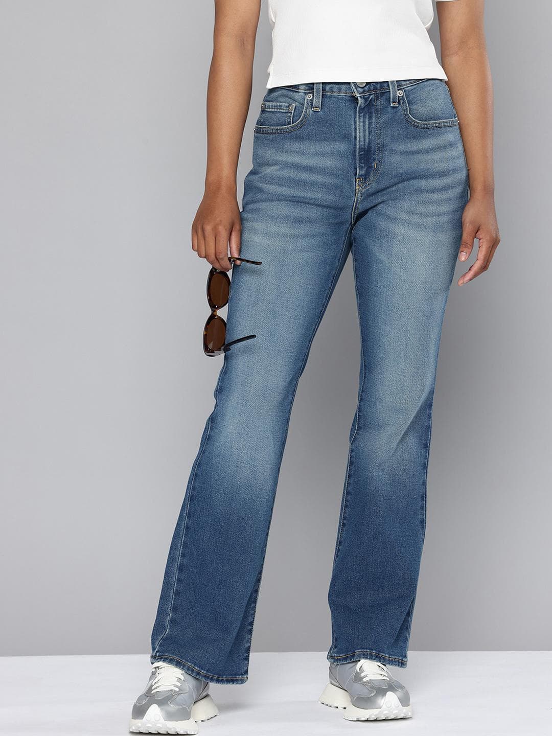 Levis Women 725 Bootcut High-Rise Light Fade Stretchable Jeans