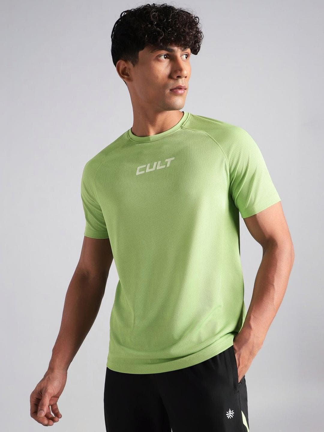 CULT Men's Green Easy Move Tee