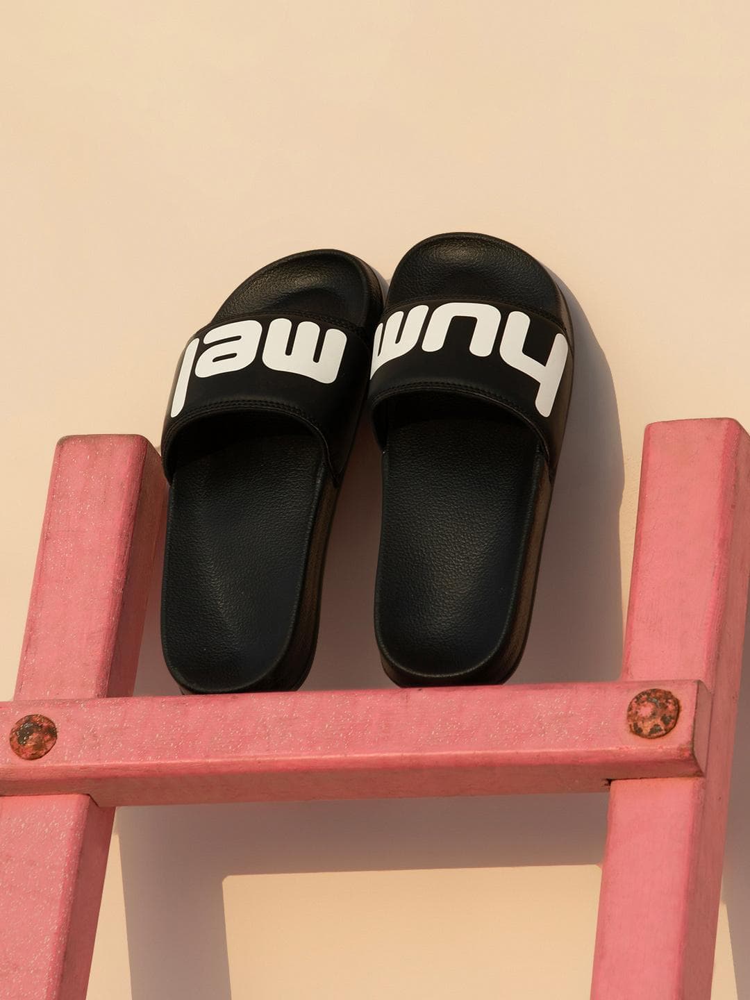 hummel Men Black & White Printed Sliders