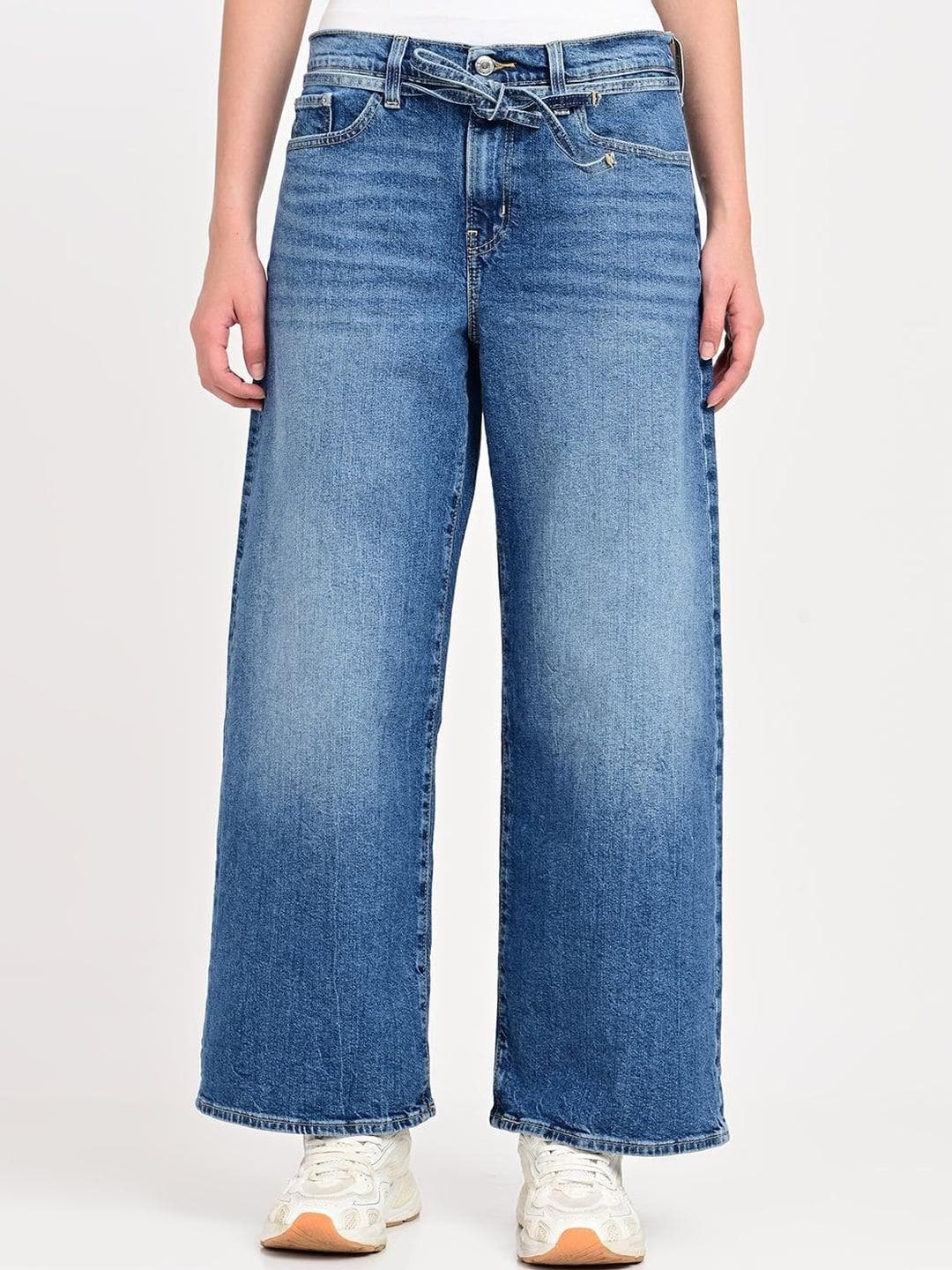 Levis Women Classic Straight Fit Mid-Rise Light Fade Stretchable Jeans
