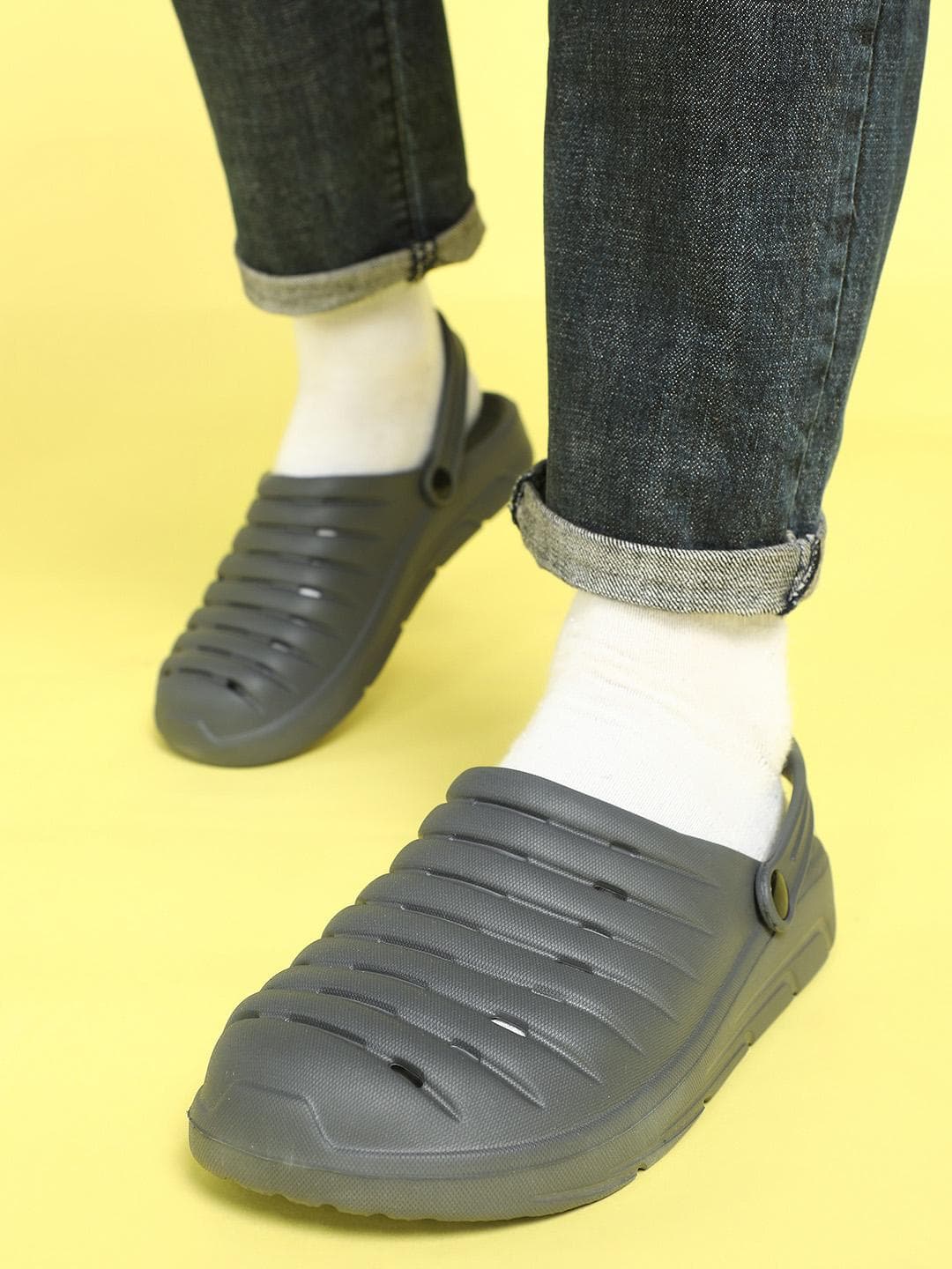Paragon Men Textured Rubber Clogs