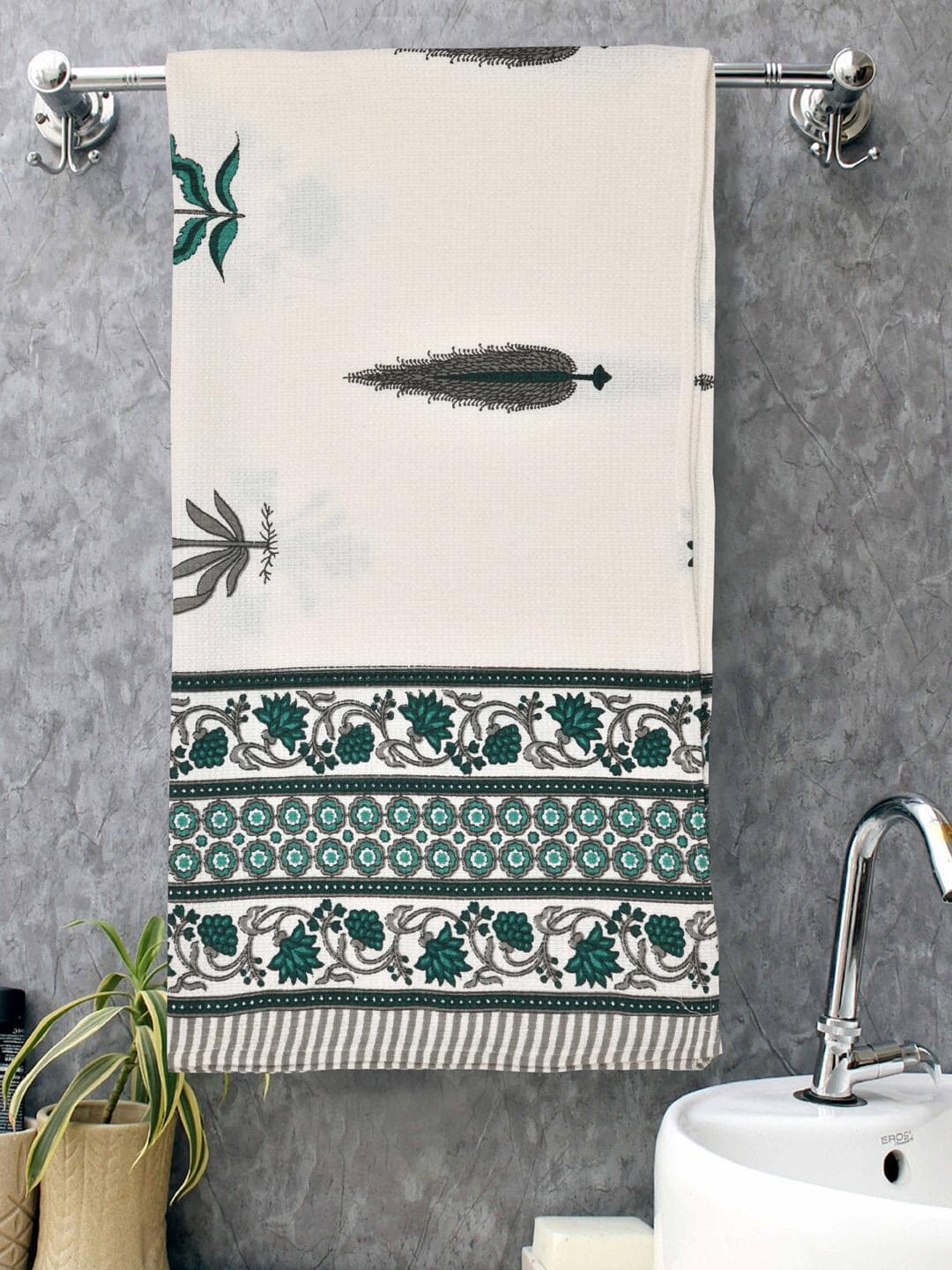 MAFATLAL White & Blue Printed 250 GSM Pure Cotton Bath Towel