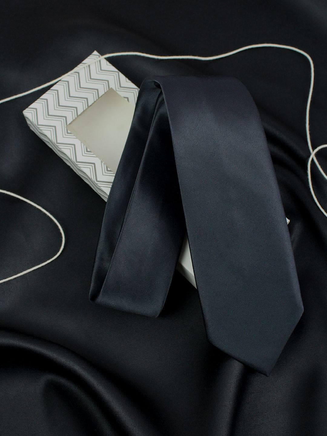 Kavove Skinny Silk Solid Tie