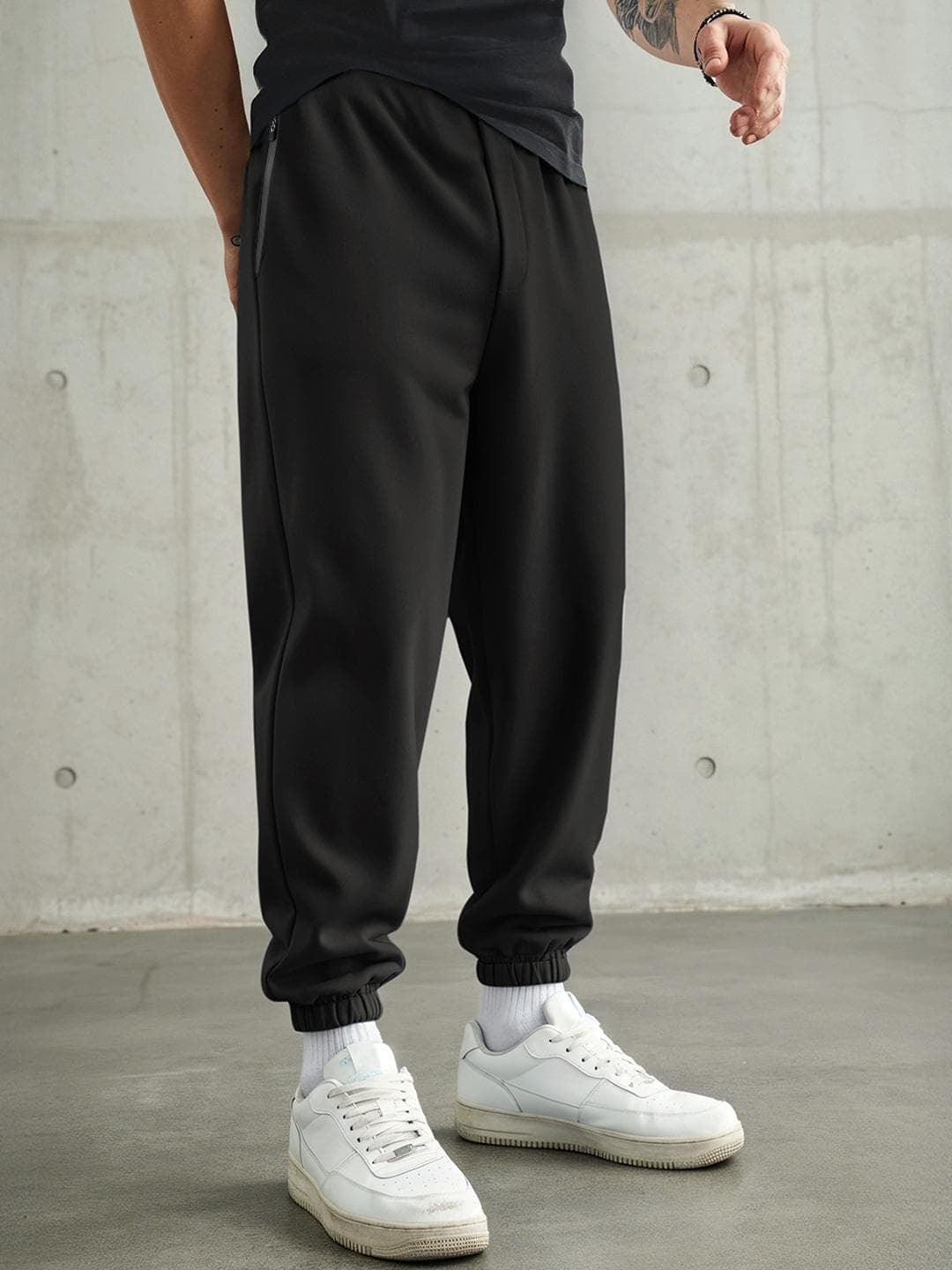 Bewakoof Men Black Oversized Joggers