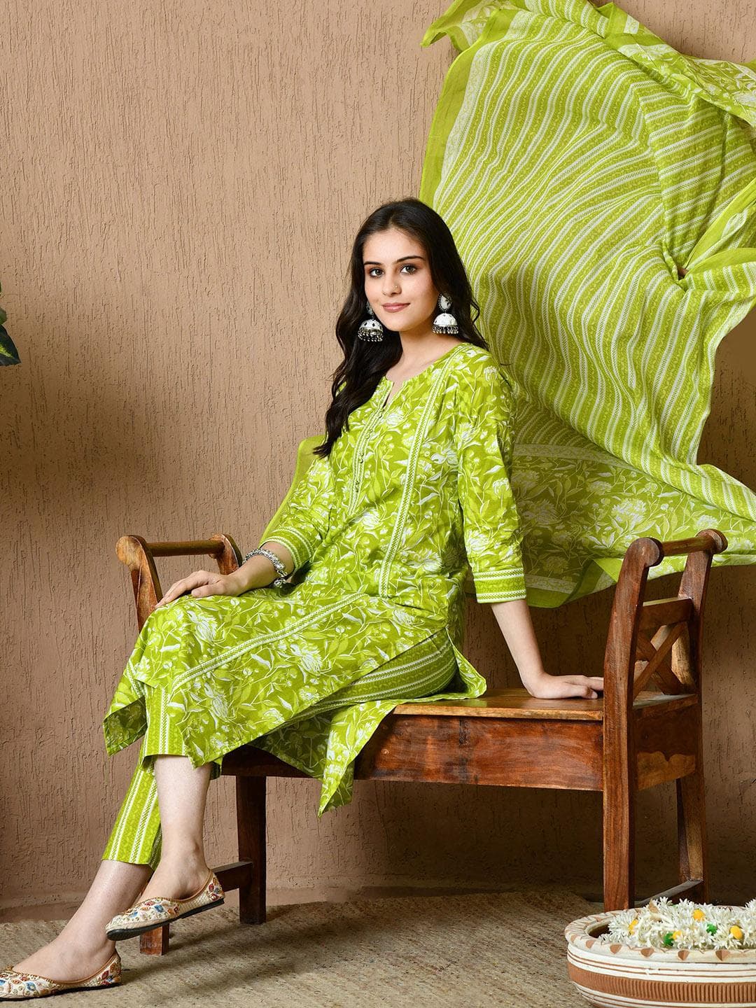 Aktasa Women Floral Printed Regular Pure Cotton Kurta with Trousers & With Dupatta
