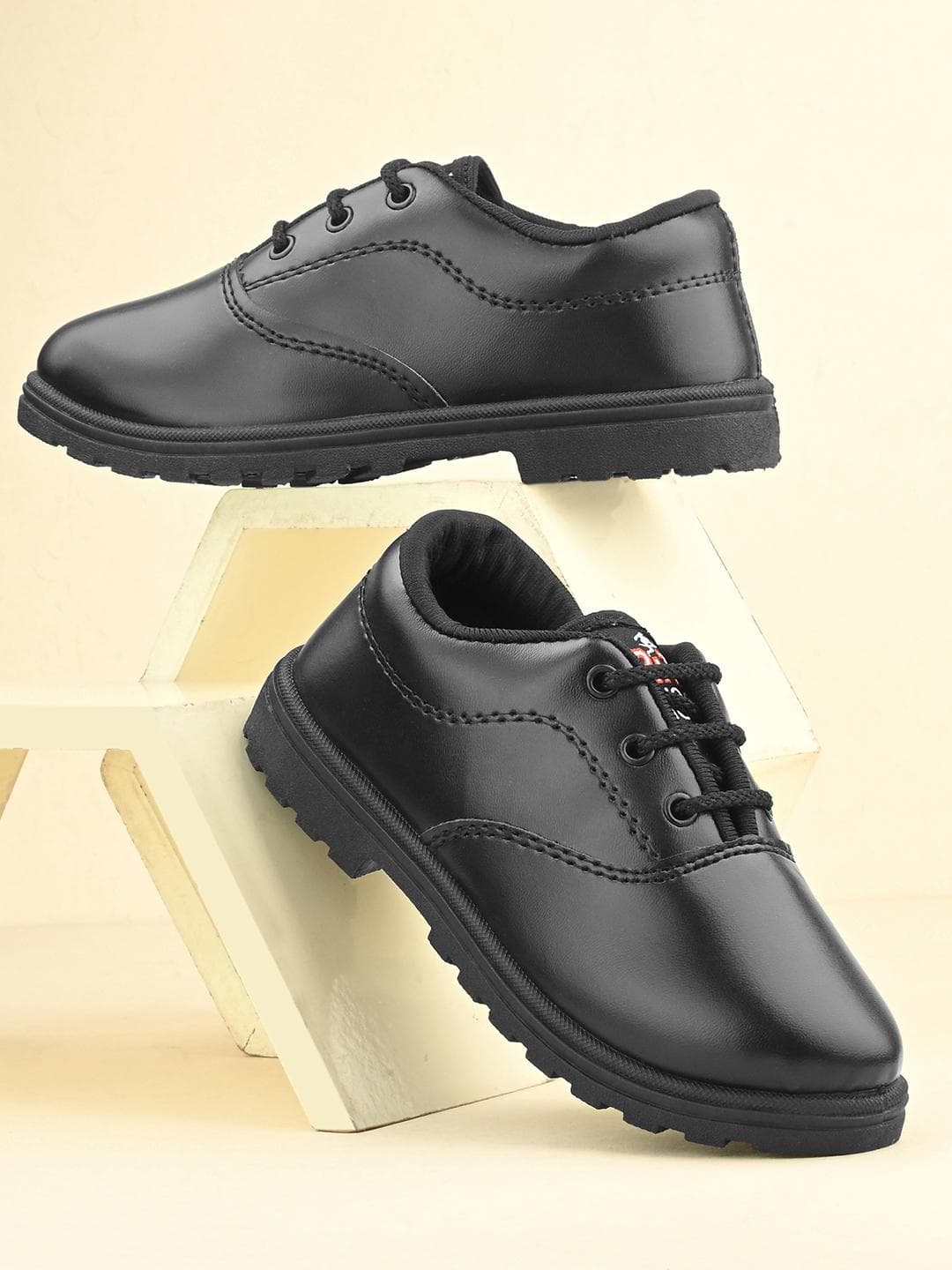 BIRDE Boys Solid Regular Round Toe Sneakers